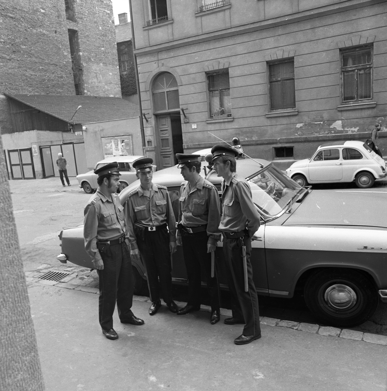 Hungary, Budapest I., Pauler utca az I. kerületi Rendőrkapitányság előtt., 1975, Magyar Rendőr, cop, M21 Wolga, police vehicle, billy club, Budapest, sideburns, Fortepan #66129