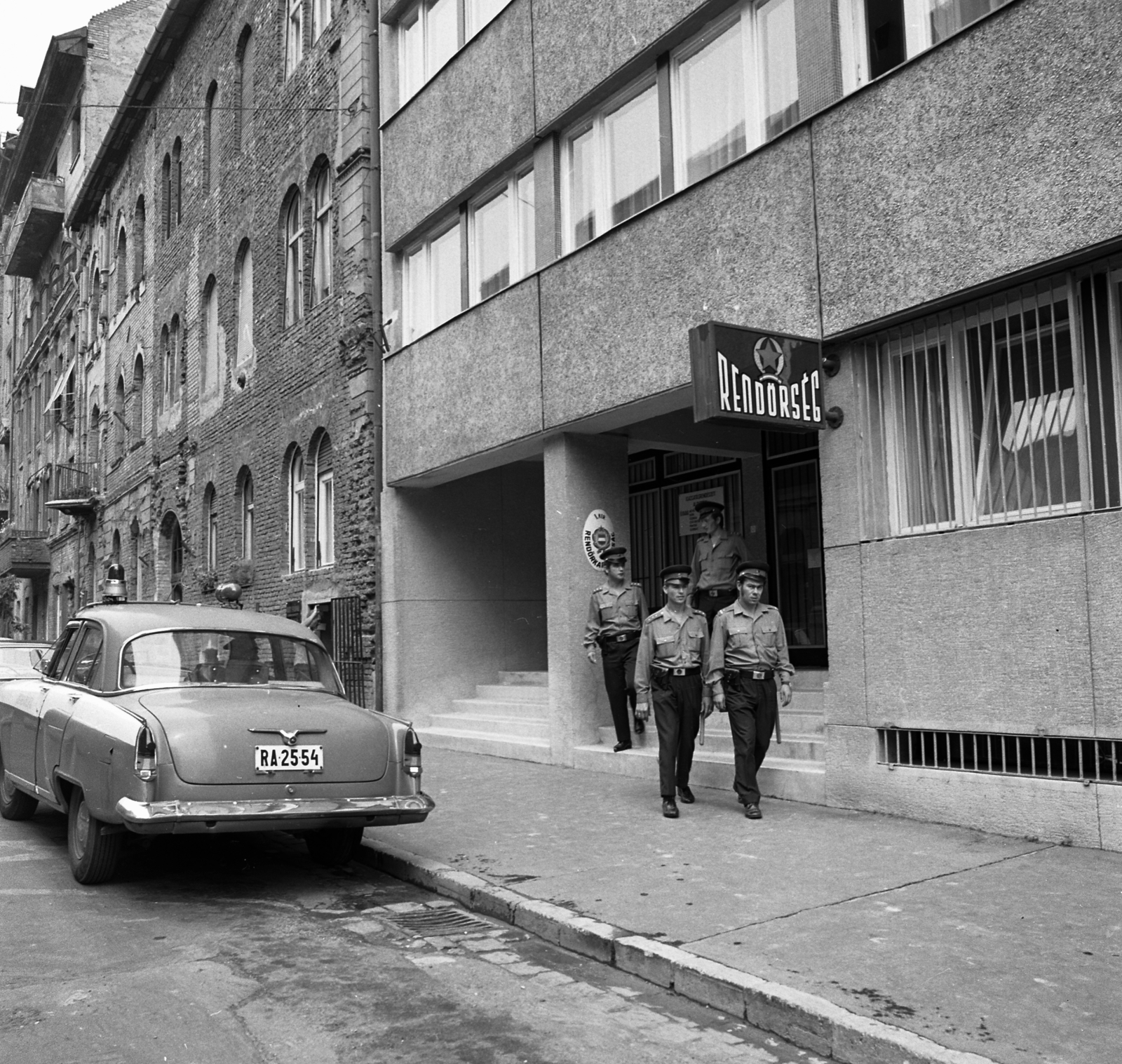 Hungary, Budapest I., Pauler utca, I. kerületi Rendőrkapitányság., 1975, Magyar Rendőr, cop, number plate, police vehicle, police station, Budapest, M21 Wolga, Fortepan #66130