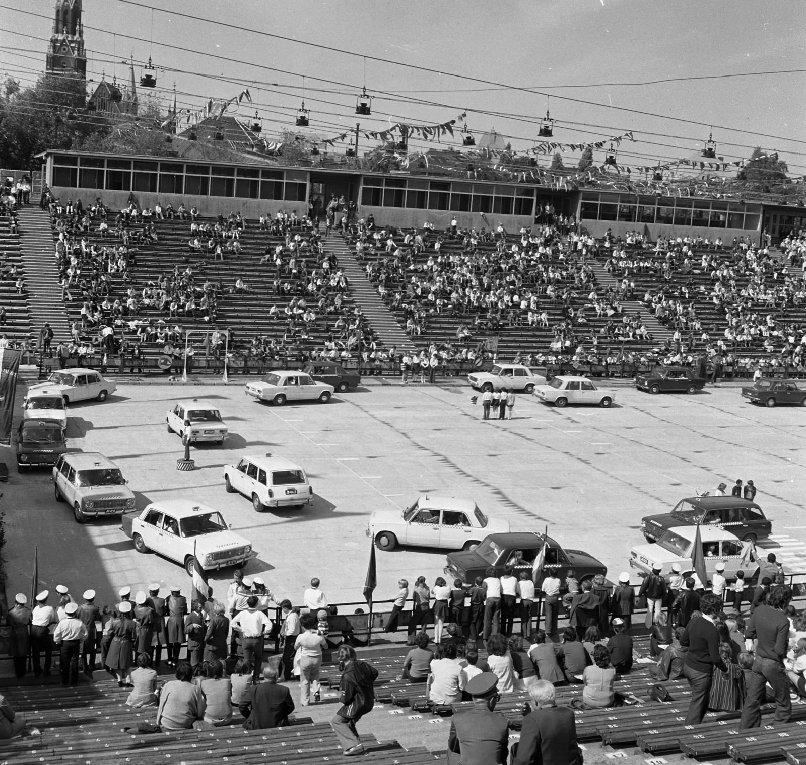 Magyarország, Budapest XIV., Istvánmezei út, Kisstadion. Közlekedési úttörők VII. seregszemléje, 1975. szeptember 14-én., 1975, Magyar Rendőr, taxi, Budapest, Fortepan #66134