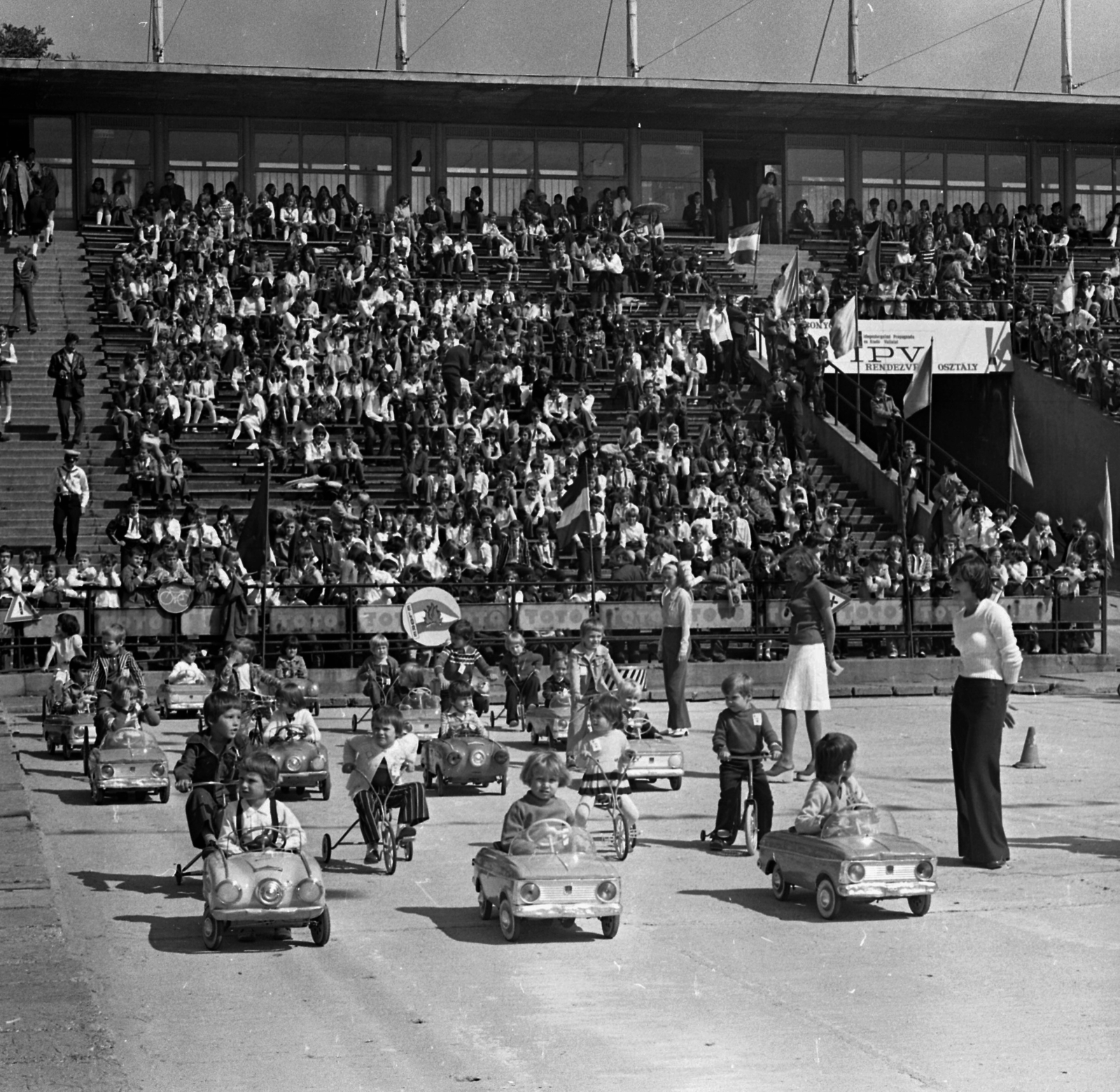 Magyarország, Budapest XIV., Istvánmezei út, Kisstadion. Közlekedési úttörők VII. seregszemléje, 1975. szeptember 14-én., 1975, Magyar Rendőr, úttörő, pedálos autó, Budapest, Fortepan #66138