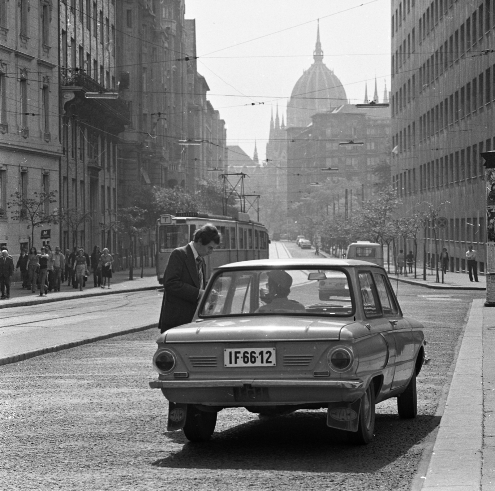 Magyarország, Budapest V., Jászai Mari tér, szemben a Balassi Bálint utca, háttérben a Parlament., 1975, Magyar Rendőr, szovjet gyártmány, Zaporozsec-márka, automobil, rendszám, kupola, Budapest, Fortepan #66144