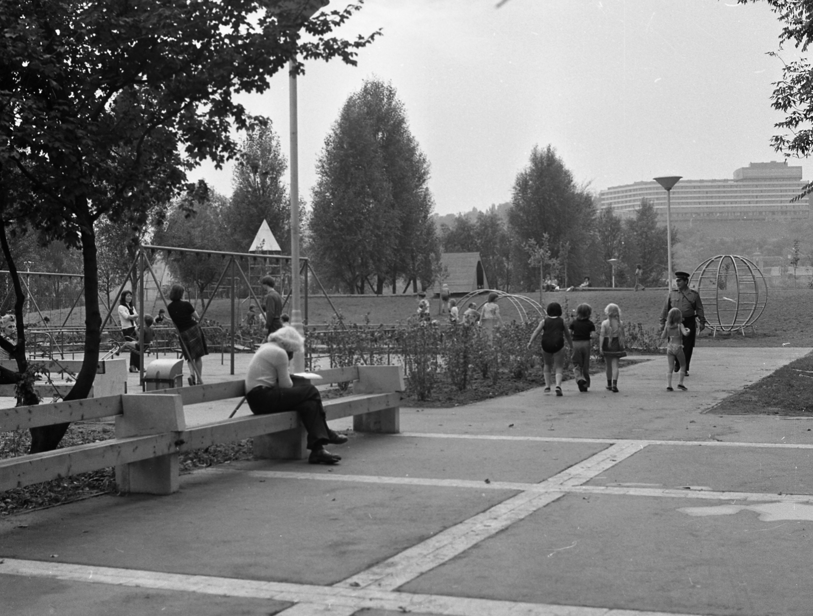 Magyarország, Margitsziget, Budapest, játszótér, háttérben a SZOT szálloda a Rózsadombon., 1975, Magyar Rendőr, Fortepan #66149