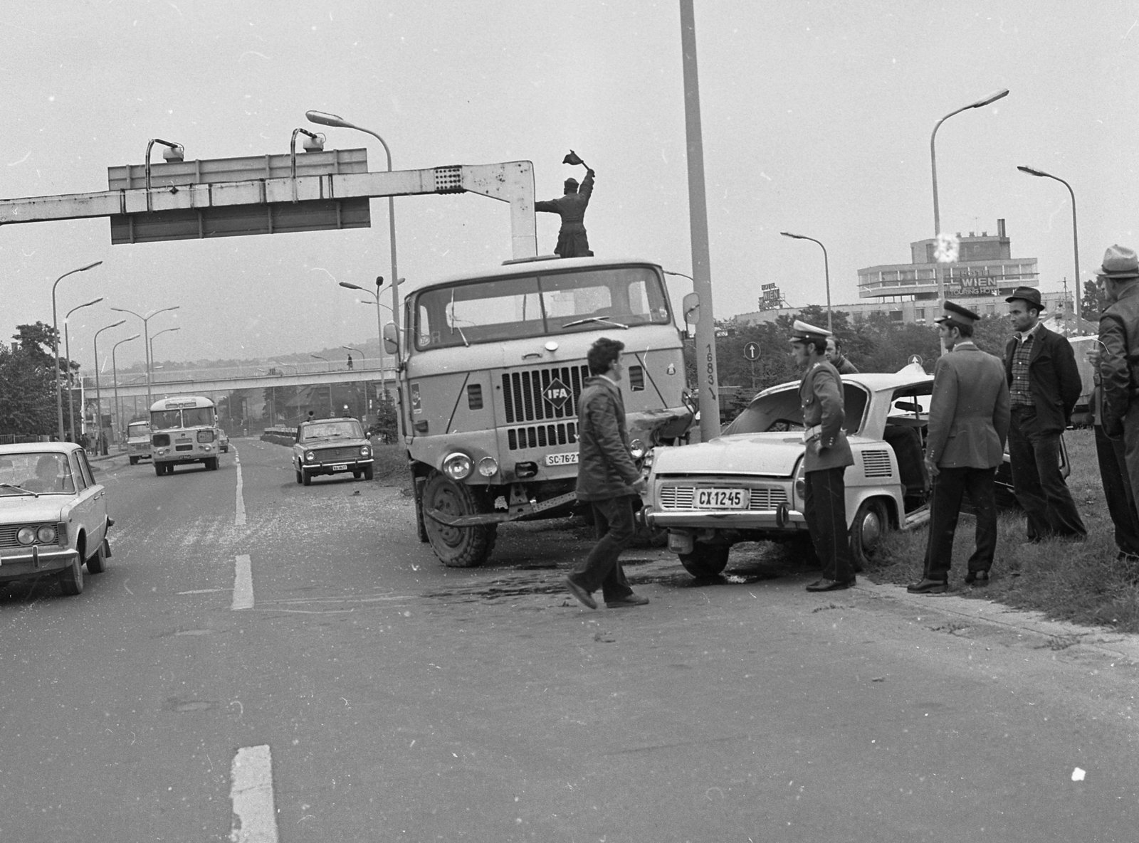 Hungary, Budapest XI., baleset a Balatoni út és az M1-M7 közös szakaszán, háttérben az Osztapenko szobor és a Budaörsi út., 1975, Magyar Rendőr, bus, accident, commercial vehicle, Skoda-brand, Polski Fiat-brand, IFA-brand, automobile, number plate, Ostapenko Ilya portrayal, Budapest, PAZ-brand, Fortepan #66150