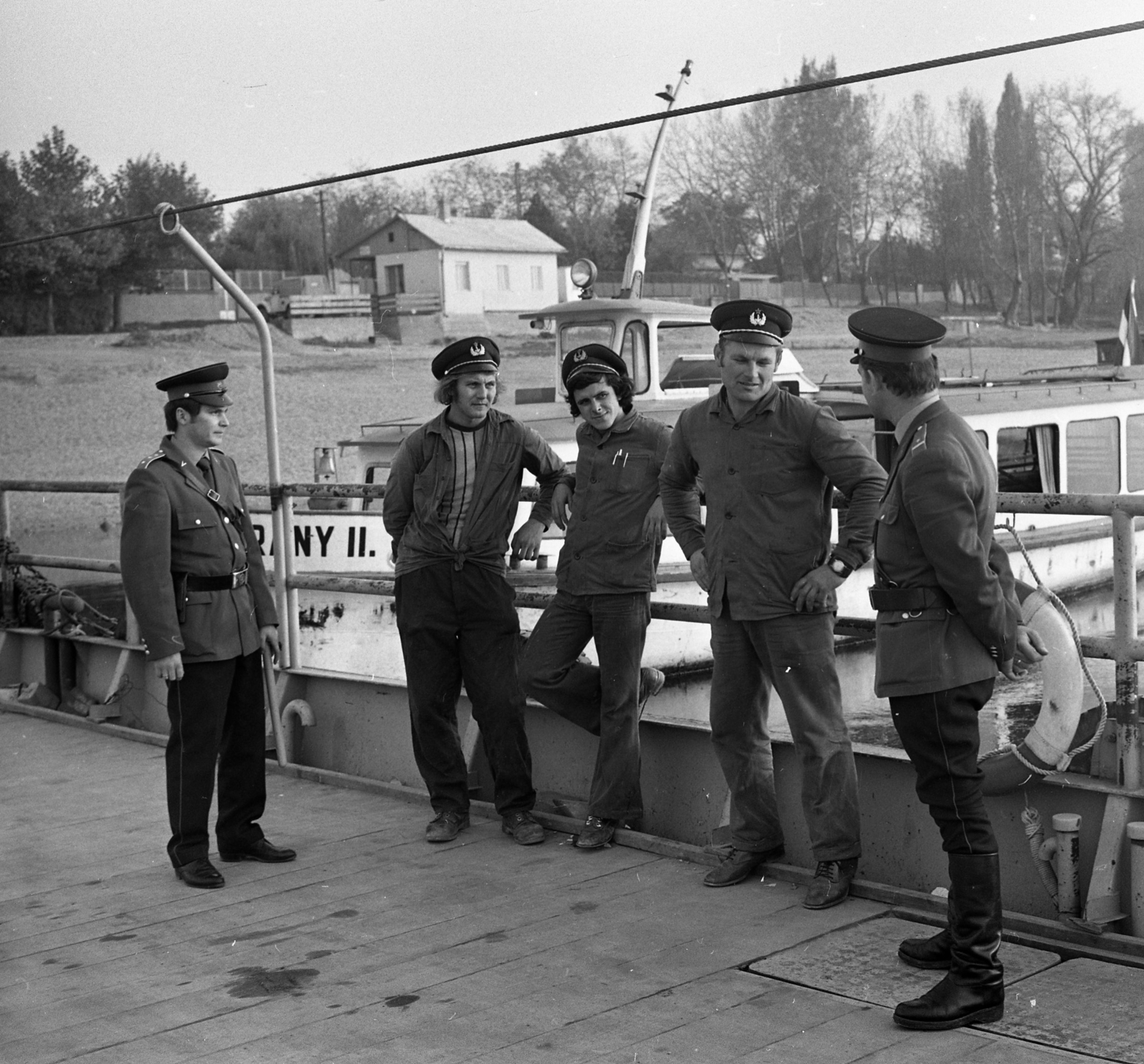 Magyarország, Dunakeszi, Duna-part a kompkikötőnél, háttérben a Duna sor., 1975, Magyar Rendőr, hajó, komp, rendőr, Horány II. hajó, Fortepan #66160