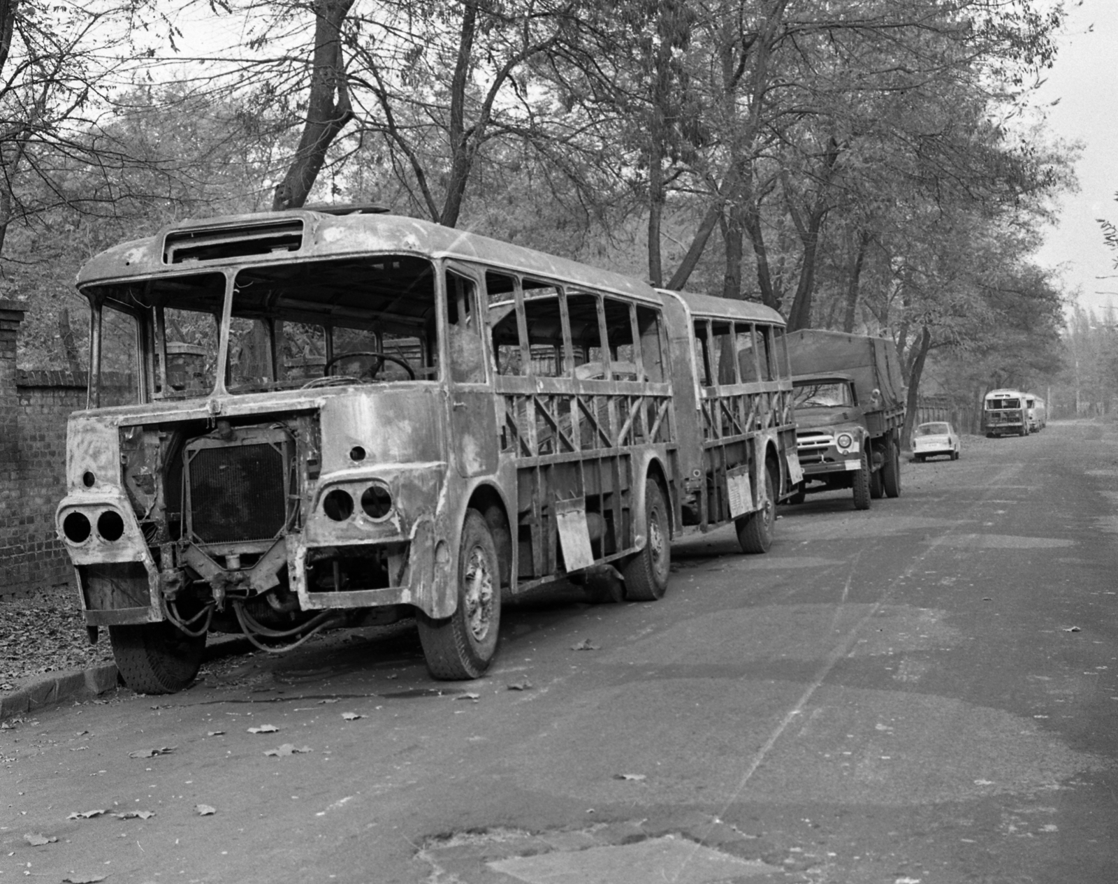 Magyarország, Budapest XIII., Szabolcs utca Aba és Hun utca közötti szakasza., 1975, Magyar Rendőr, magyar gyártmány, Ikarus-márka, járműroncs, Budapest, Ikarus 620 csuklós, autóbusz, Fortepan #66161