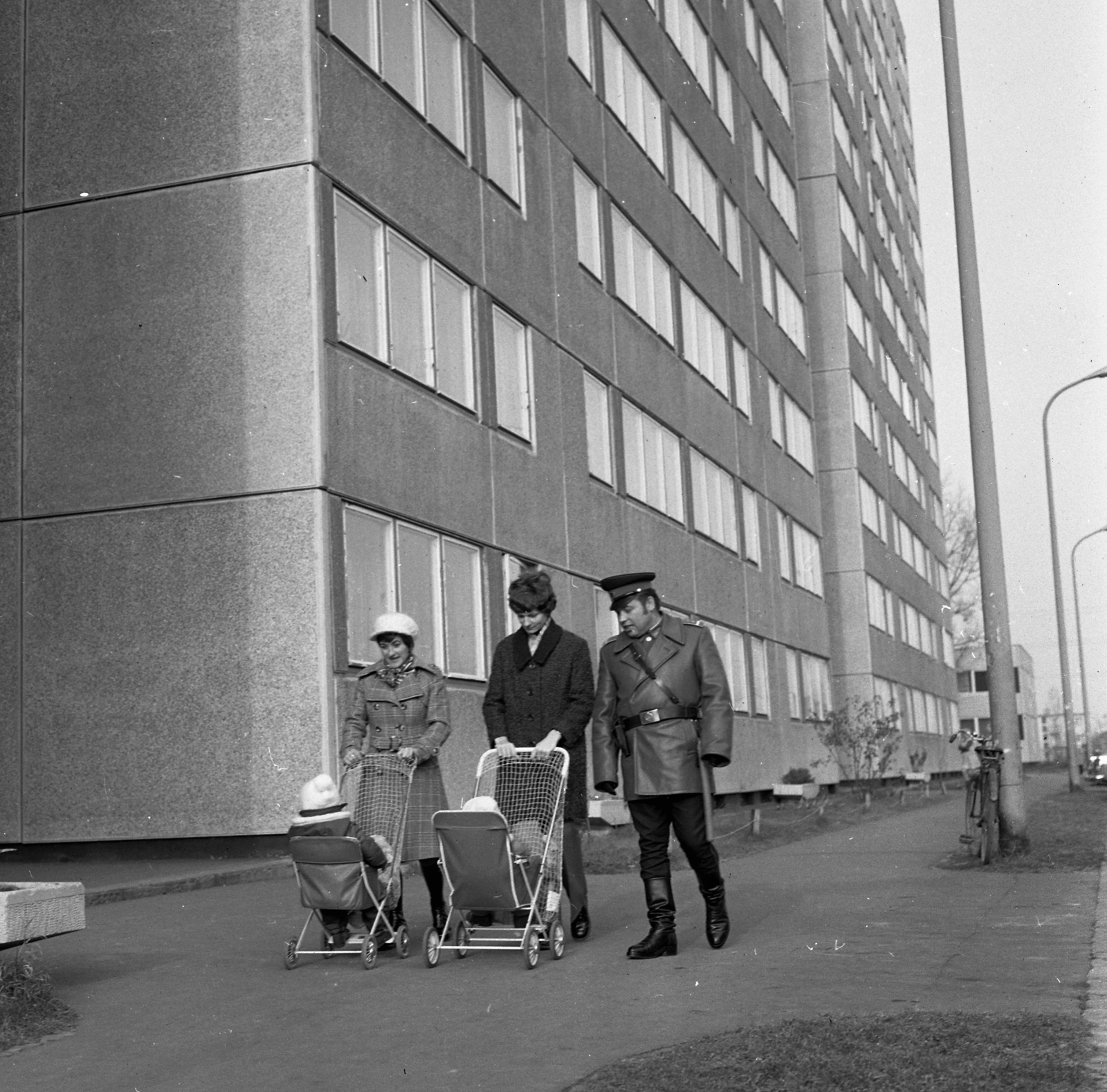 Magyarország, Budapest XIV., Füredi utcai lakótelep, a felvétel Zsálya utca 55. számú ház kapuja előtt készült., 1975, Magyar Rendőr, Budapest, Fortepan #66172
