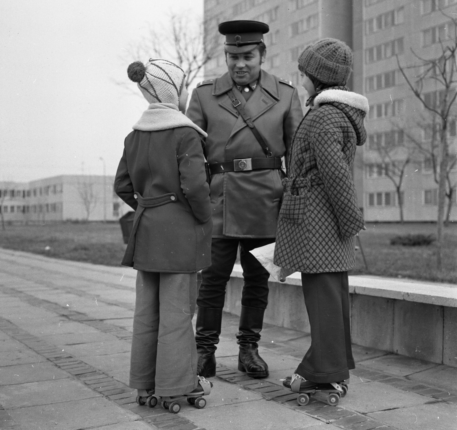 Magyarország, Budapest XIV., Füredi utcai lakótelep, Újváros park., 1975, Magyar Rendőr, Budapest, rendőr, kötöttáru, lakótelep, csizma, görkorcsolya, Fortepan #66173