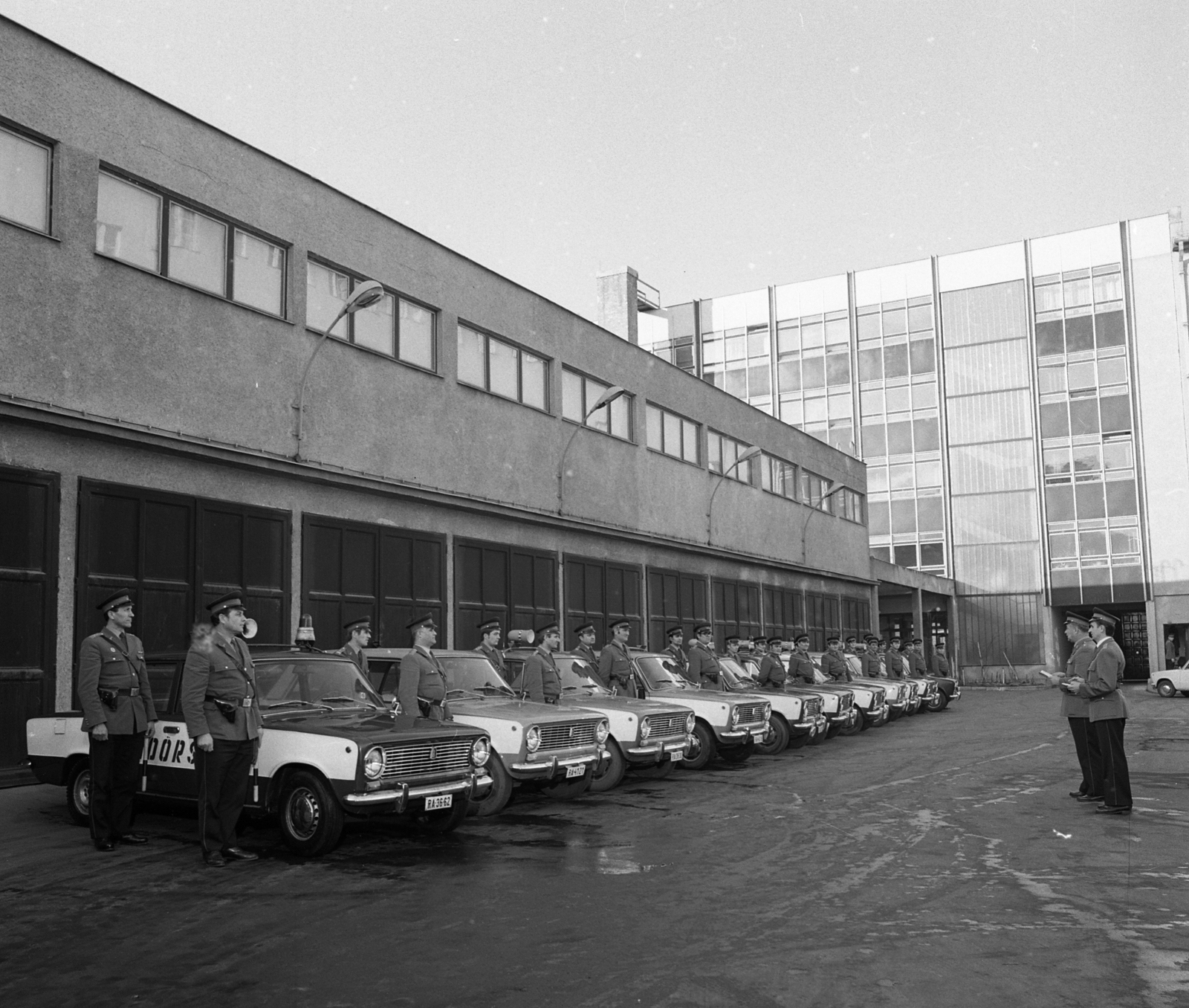Hungary, Miskolc, Zsolcai kapu 32., a Borsod-Abaúj-Zemplén Megyei Rendőr-főkapitányság udvara., 1976, Magyar Rendőr, Lada-brand, police vehicle, police station, Fortepan #66180