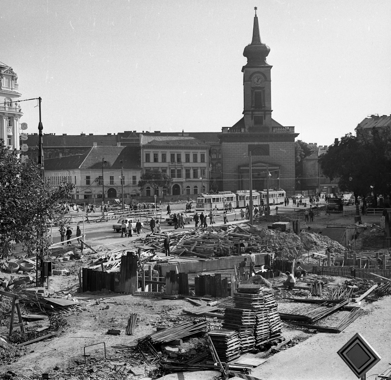 Hungary, Budapest V.,Budapest IX., Kálvin tér az aluljáró építése idején. Szemben a Ráday utca és a református templom., 1976, Magyar Rendőr, tram, Budapest, Fortepan #66188