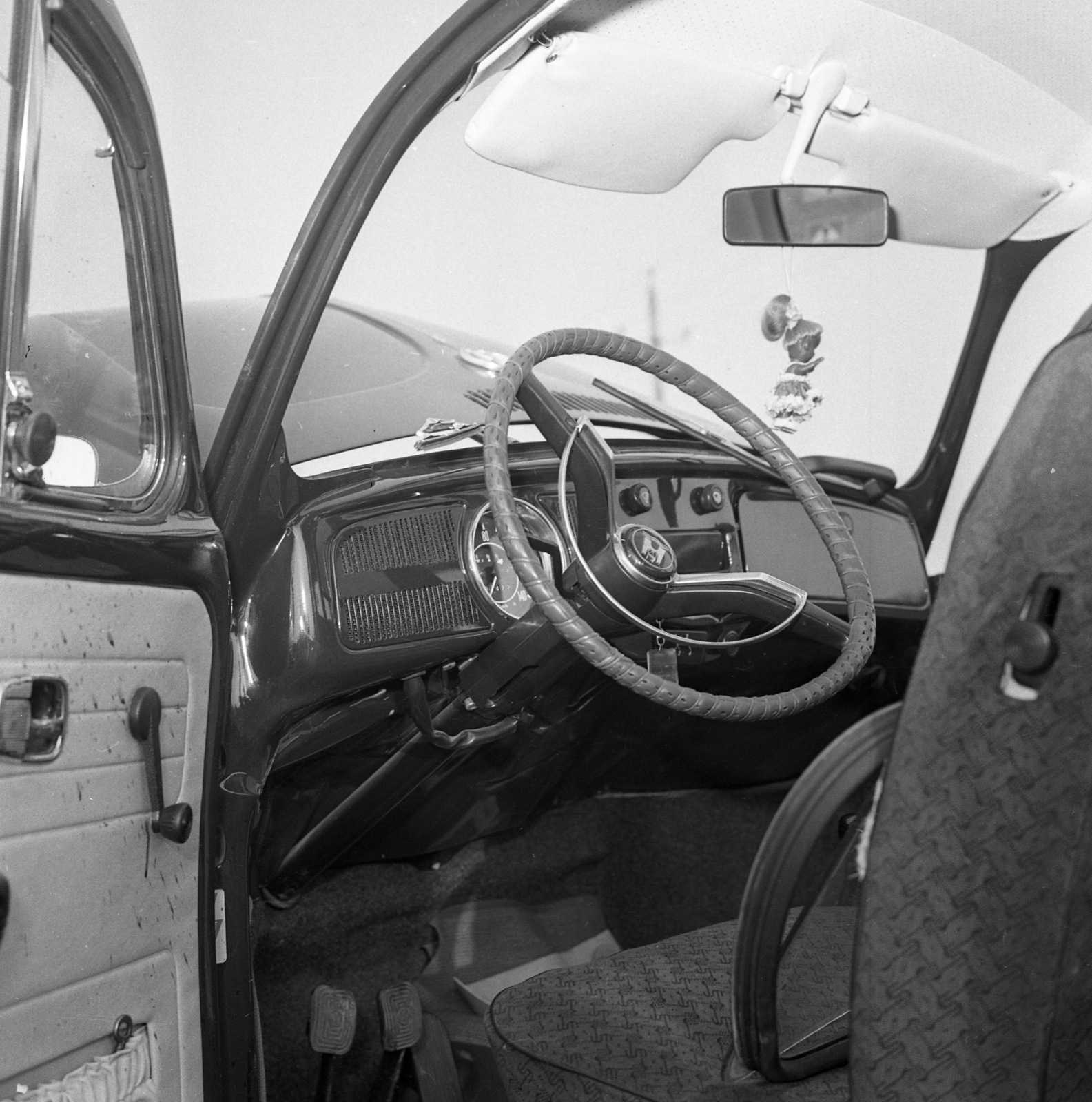 Hungary, 1976, Magyar Rendőr, accident, Volkswagen-brand, Volkswagen Beetle, steering wheel, vehicle interior, Fortepan #66190