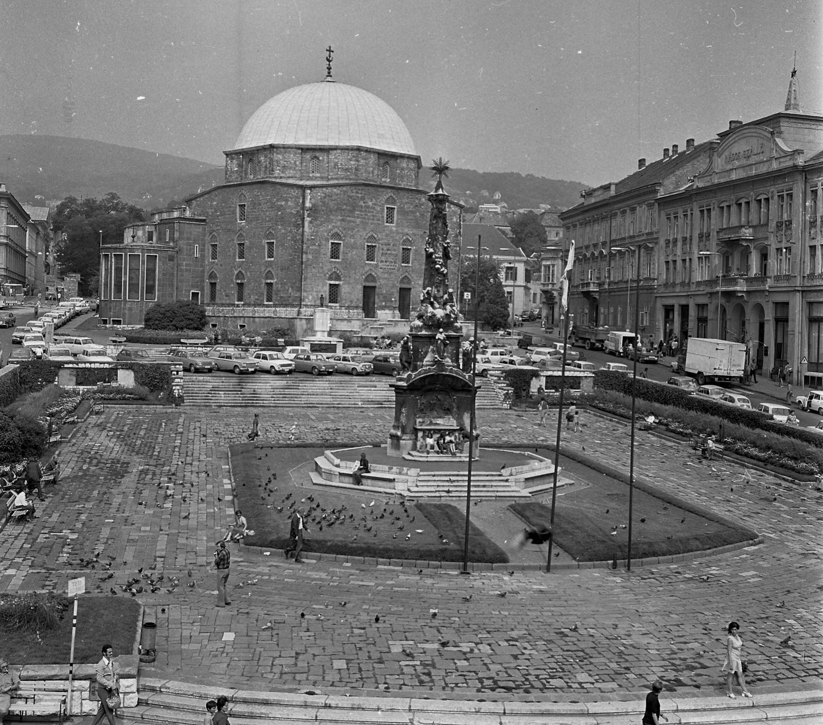 Magyarország, Pécs, Széchenyi tér, Szentháromság-szobor és a Dzsámi., 1976, Magyar Rendőr, szálloda, szentháromság szobor, Schlauch Imre-terv, Fortepan #66195