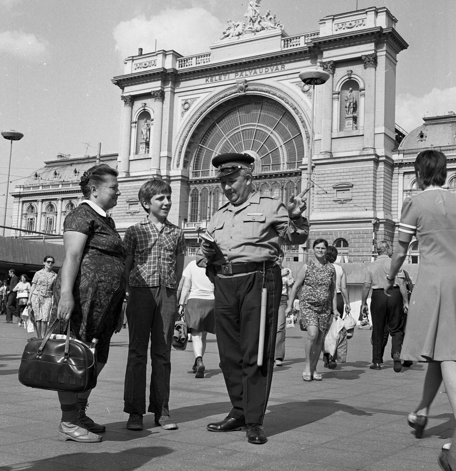 Hungary, Budapest VIII., Baross tér, aluljáró, háttérben a Keleti pályaudvar., 1976, Magyar Rendőr, cop, train station, eclectic architecture, Budapest, Gyula Rochlitz-design, Fortepan #66197
