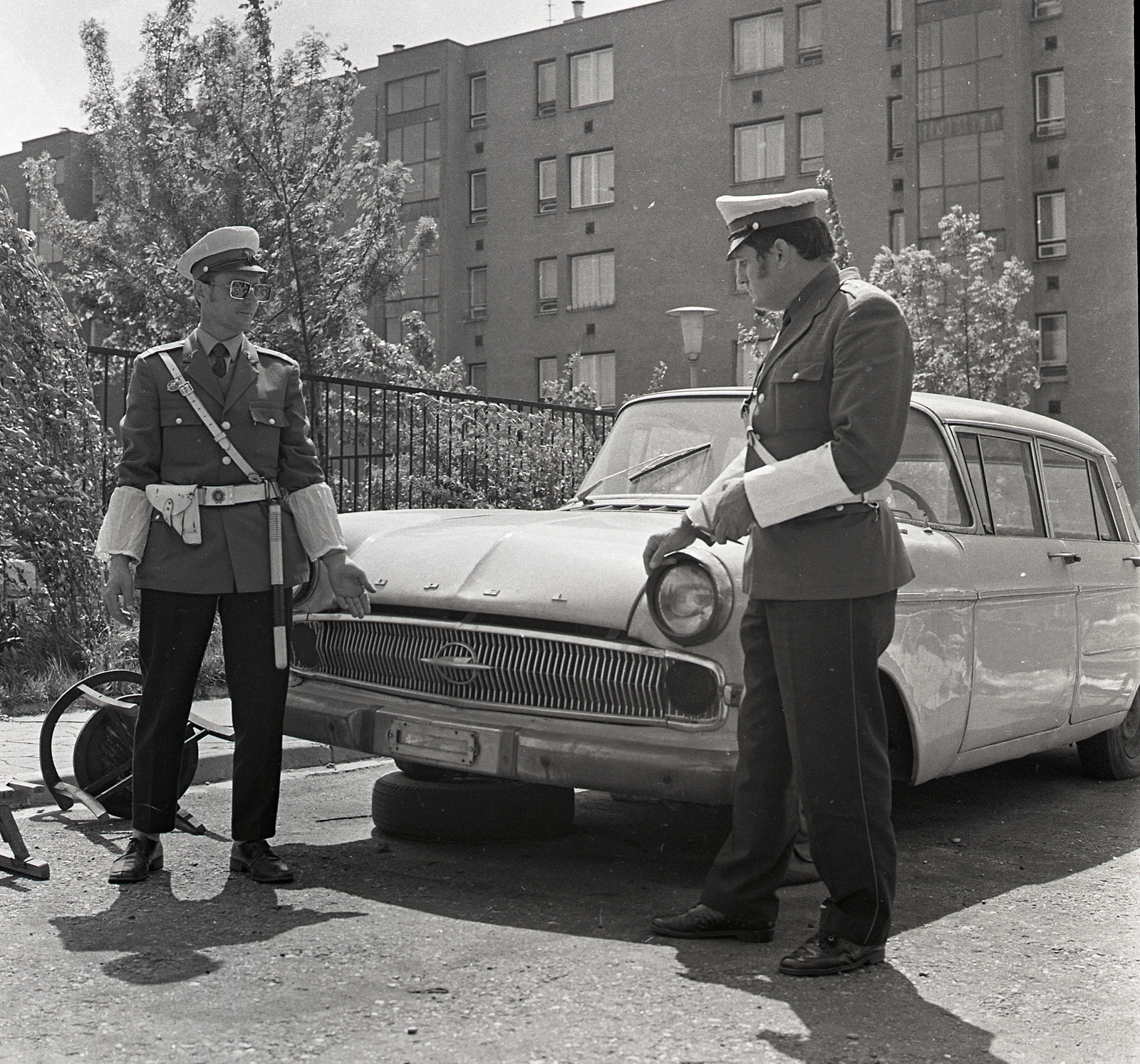 Hungary, Budapest XIV., a Nagy Lajos király útjáról nyíló köz a Kincskereső Óvoda mellett, háttérben az Angol utca 31. és 33. hátsó frontja., 1976, Magyar Rendőr, Opel-brand, cop, wreck, Budapest, Fortepan #66203