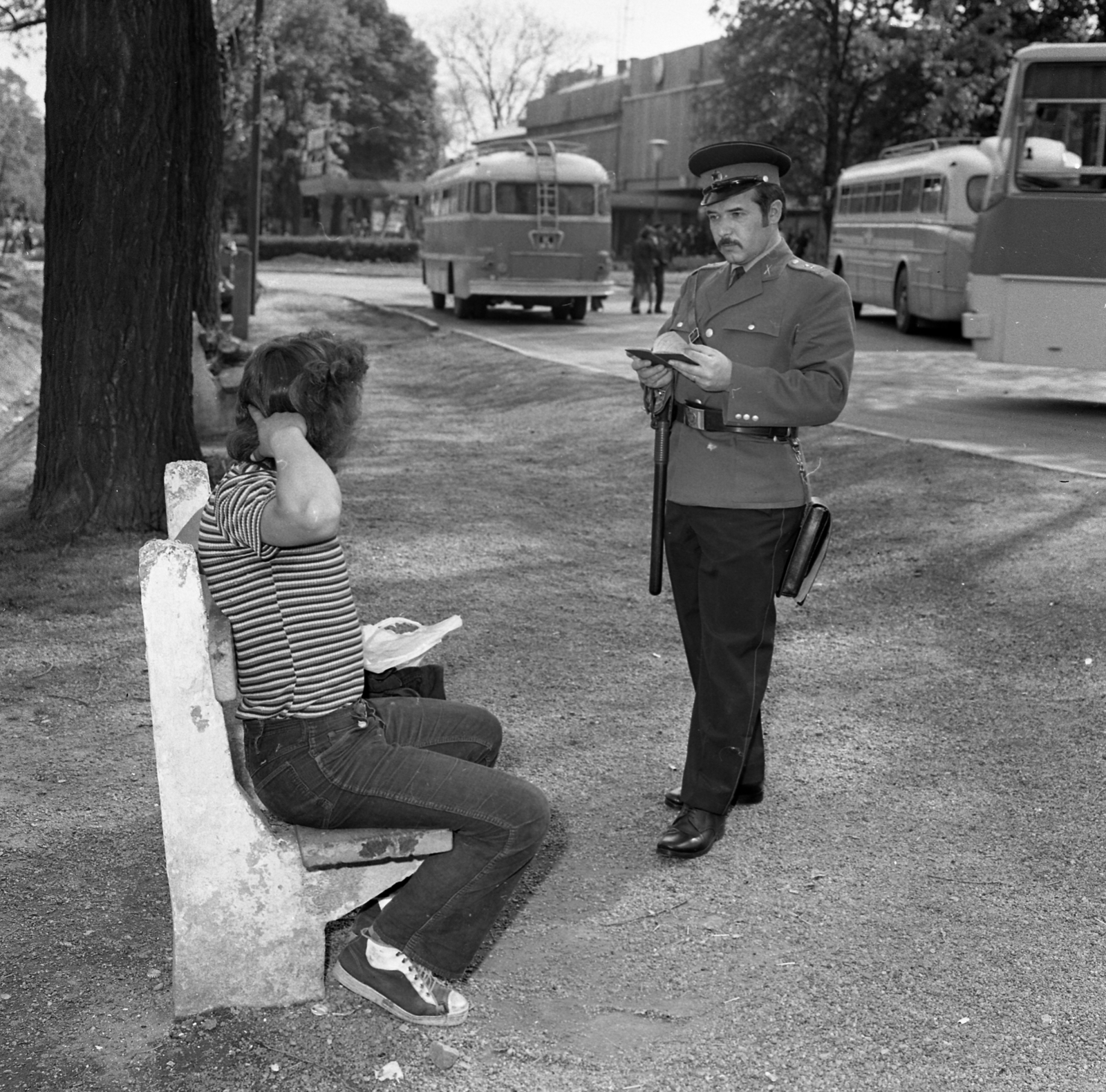 Magyarország, Dombóvár, Hunyadi tér, háttérben a Napsugár Áruház., 1976, Magyar Rendőr, rendőr, igazoltatás, Fortepan #66205