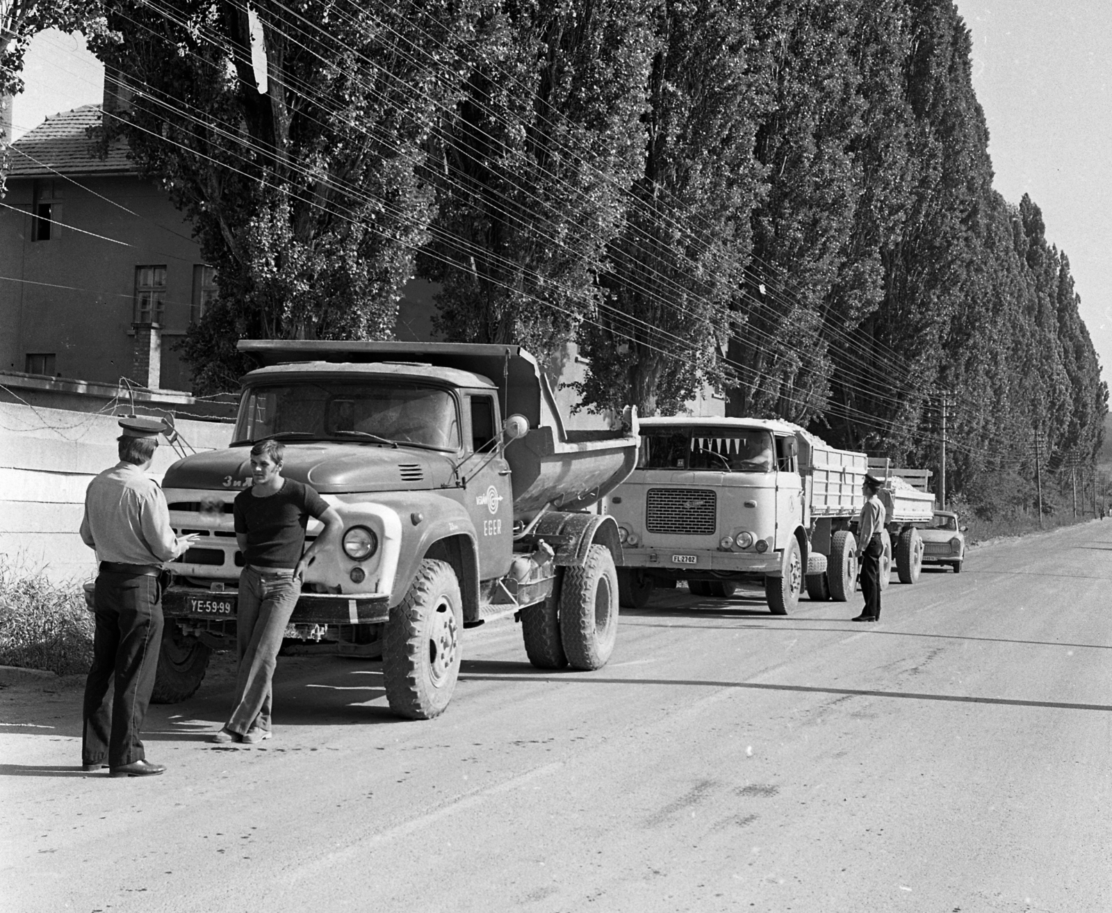 Magyarország, Bélapátfalva, IV. Béla (Lenin) út a cementgyár előtt., 1976, Magyar Rendőr, teherautó, ZIL-márka, rendőr, Skoda Liaz-márka, Fortepan #66210