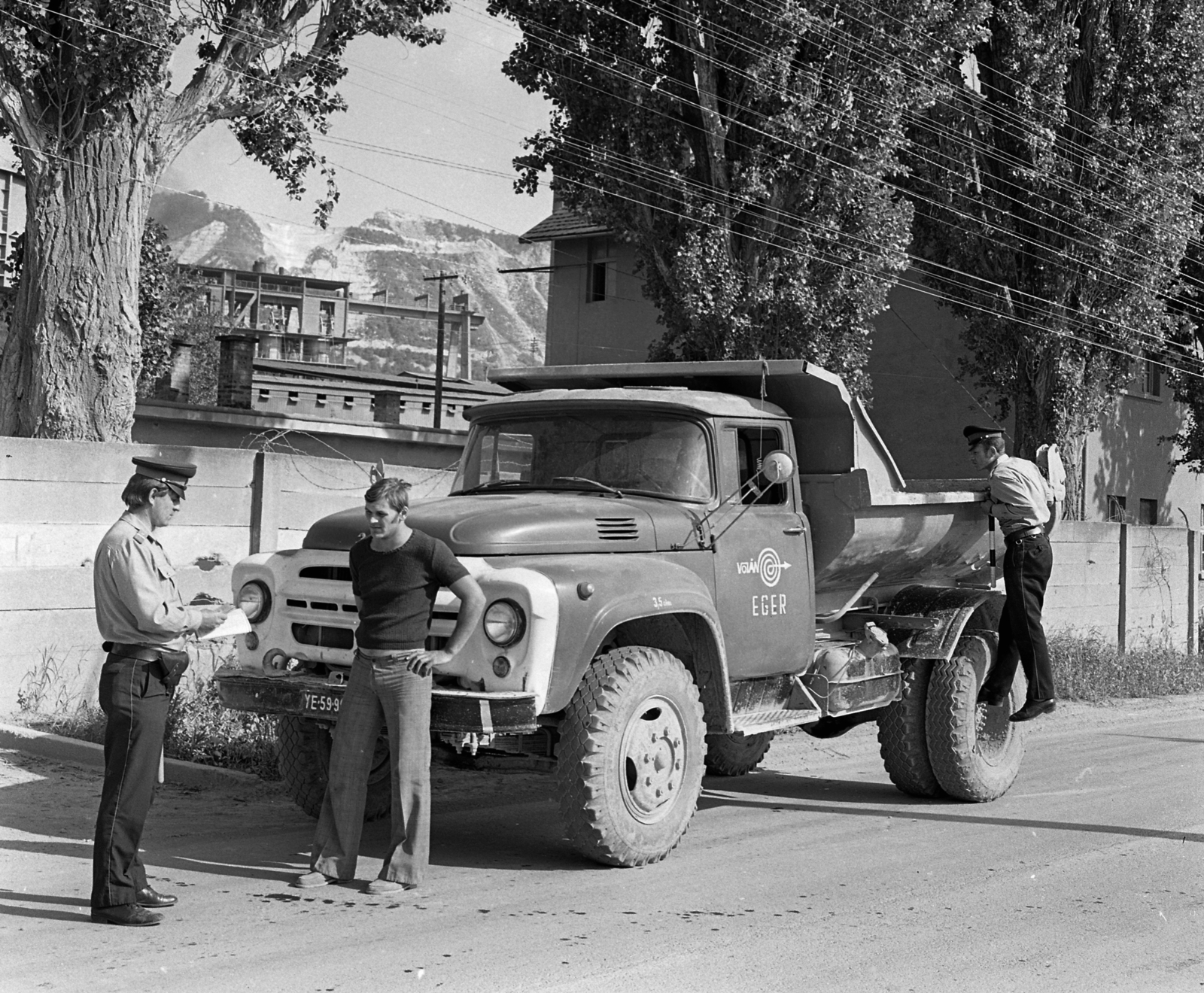 Magyarország, Bélapátfalva, IV. Béla (Lenin) út a cementgyár előtt. Háttérben a mészkőbánya a Bél-kő oldalában., 1976, Magyar Rendőr, teherautó, ZIL-márka, rendőr, Fortepan #66211