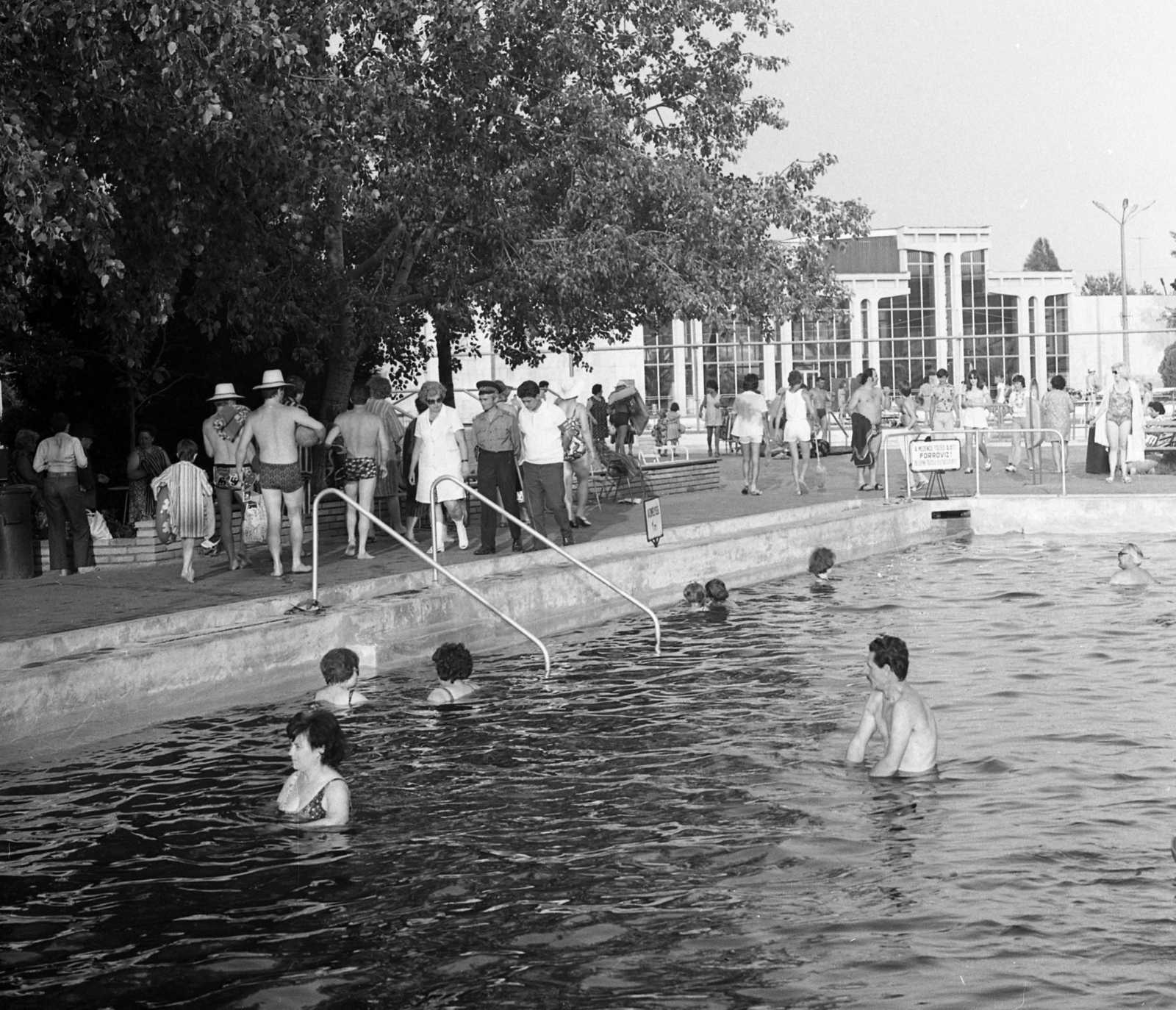 Magyarország, Hajdúszoboszló, Gyógyfürdő és strand., 1976, Magyar Rendőr, medence létra, Fortepan #66218