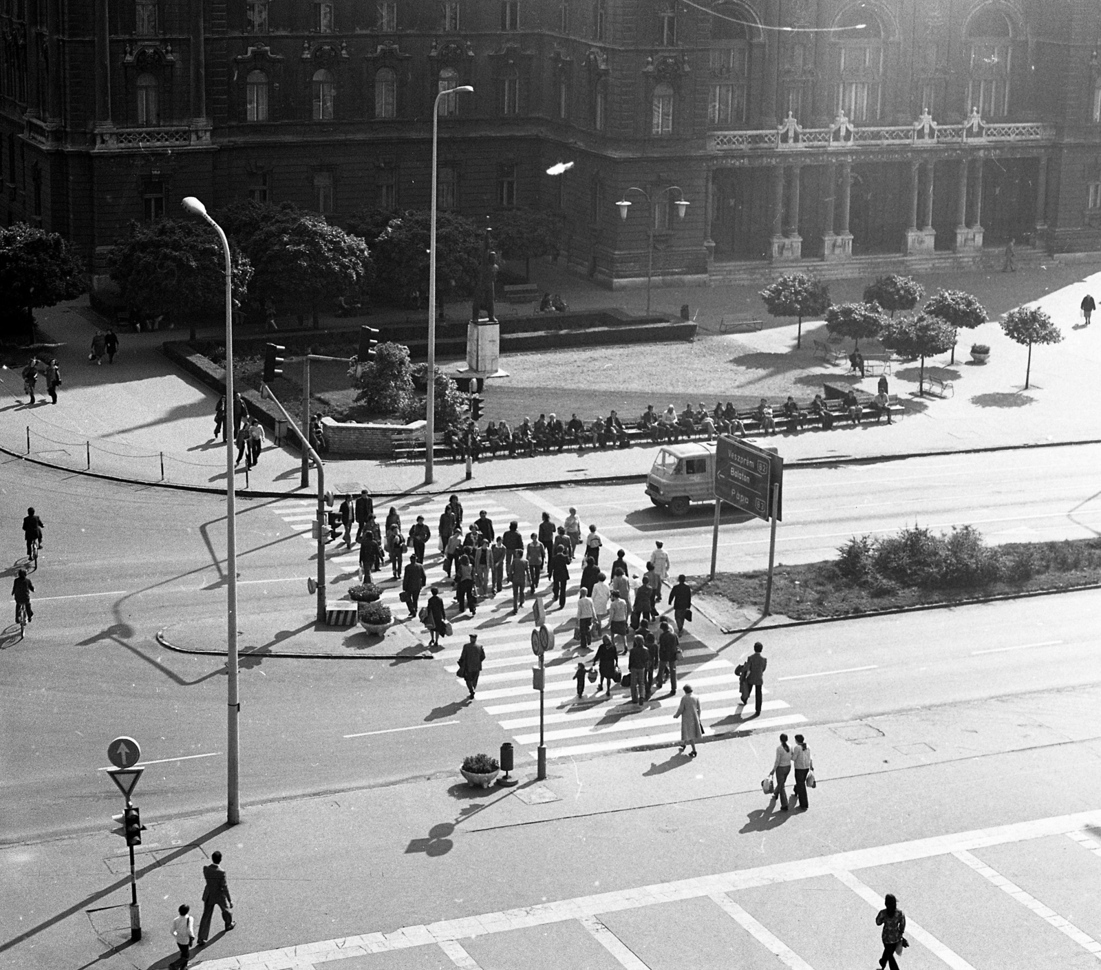 Magyarország, Győr, Szent István (Tanácsköztársaság) út, háttérben a Városháza., 1976, Magyar Rendőr, középület, neobarokk stílus, Hübner Jenő-terv, kerékpár, gyalogátkelő, Fortepan #66235