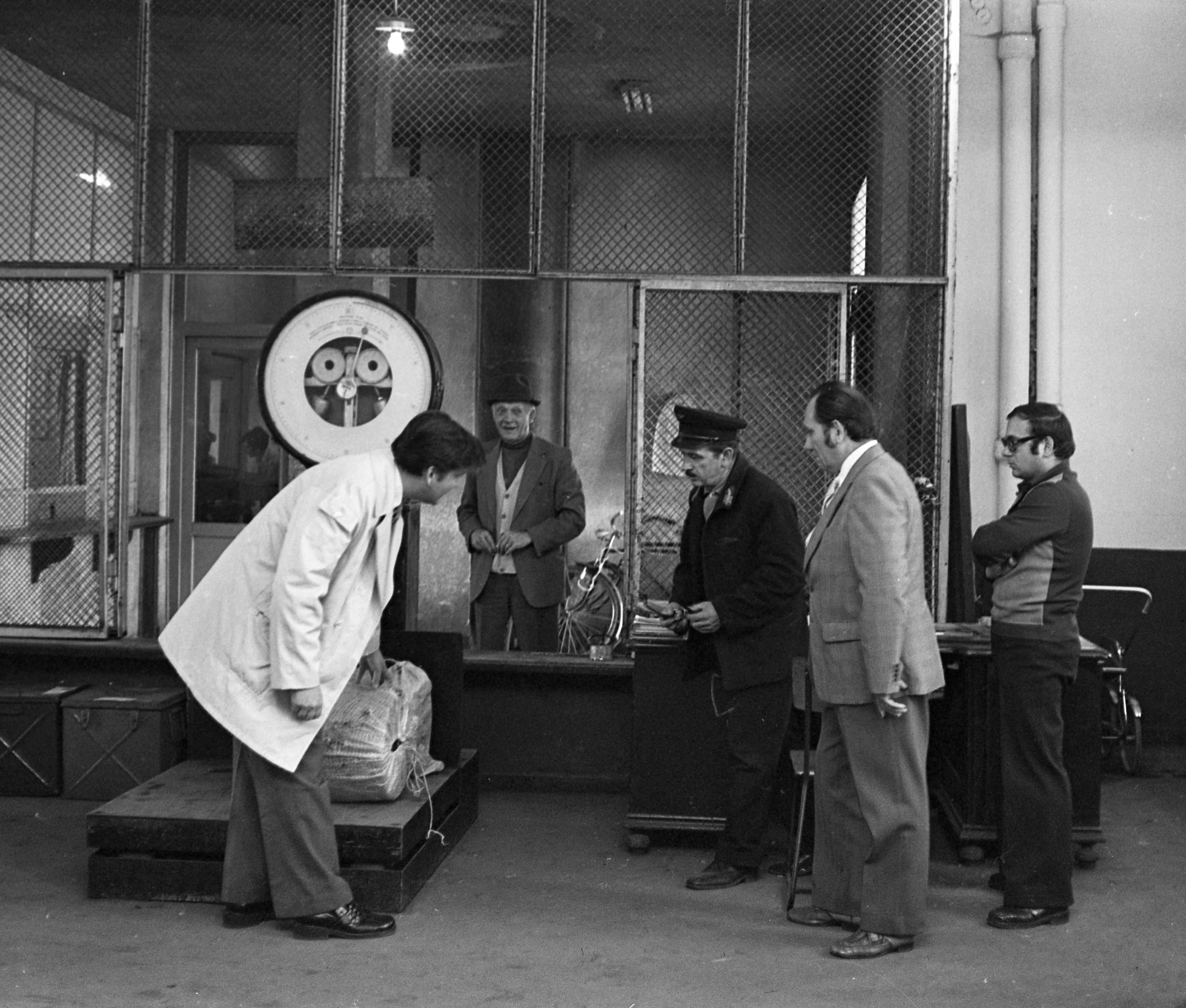 Hungary, Győr, 2-es Posta a vasútállomásnál, csomagfelvétel., 1976, Magyar Rendőr, postal scale, Fortepan #66236