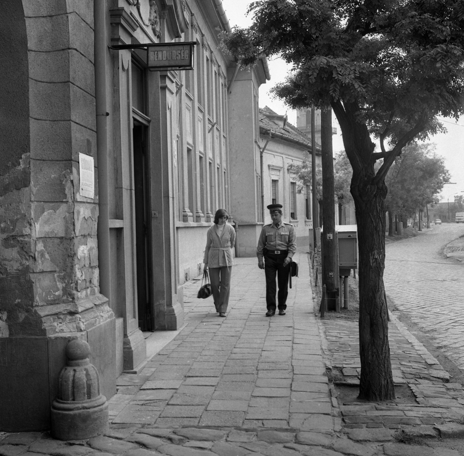 Magyarország, Kiskunfélegyháza, Pázmány utca a Petőfi tér felé nézve, balra a Rendőrkapitányság., 1976, Magyar Rendőr, kerékvető, Fortepan #66240