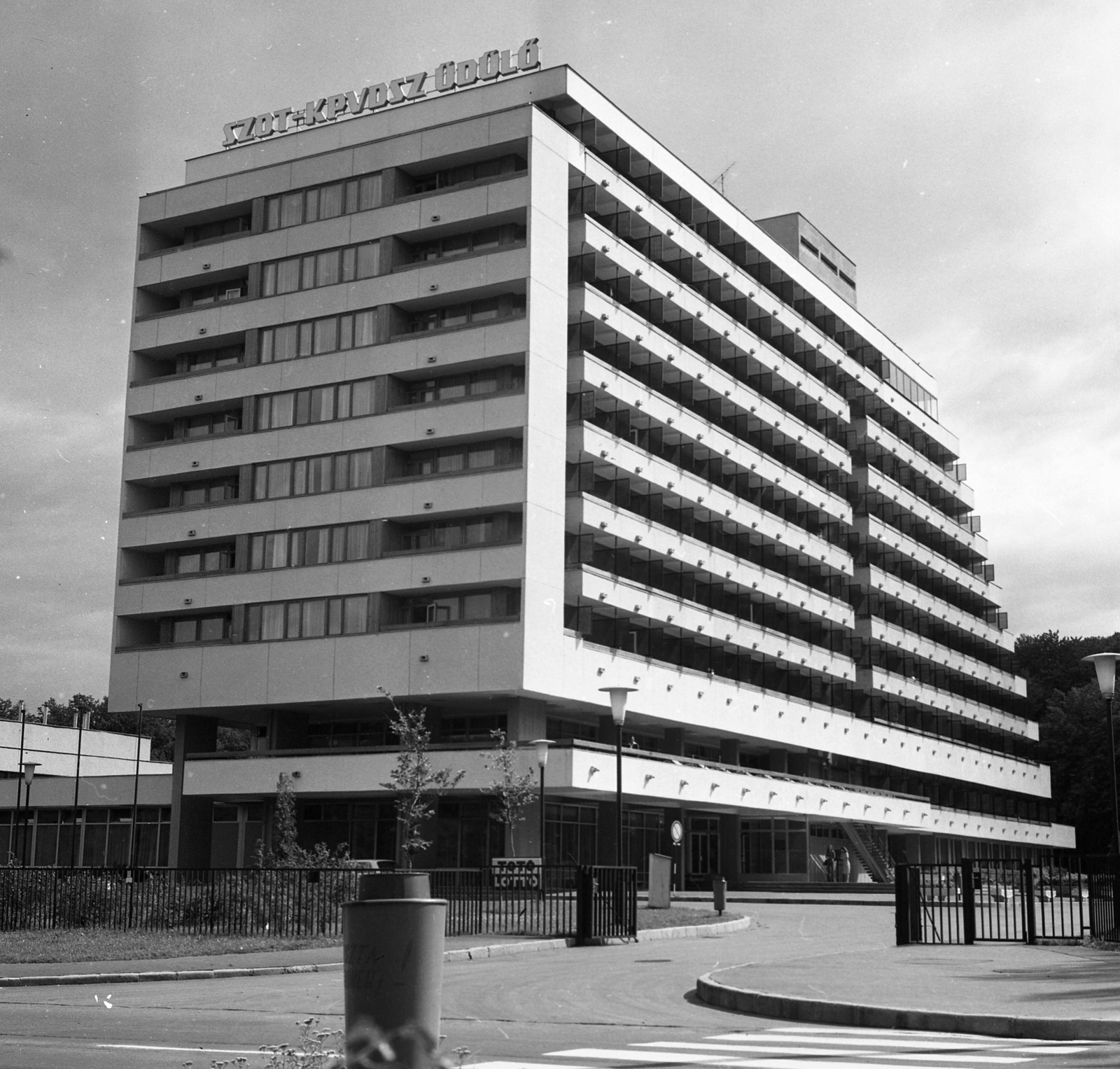 Magyarország, Sopron, Lővér körút 37., SZOT-KPVDSZ üdülő (később Hotel Szieszta)., 1976, Magyar Rendőr, szálloda, modern építészet, Fortepan #66244