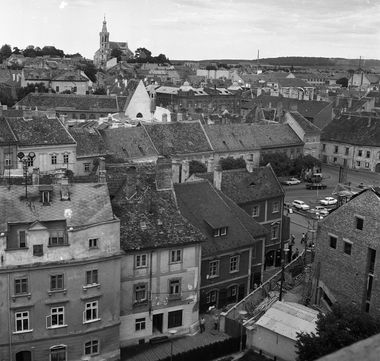 Hungary, Sopron, kilátás a Tűztoronyból az Előkapu és a Várkerület (Lenin körút) felé, háttérben a Szent Mihály-templom., 1976, Magyar Rendőr, picture, Fortepan #66248