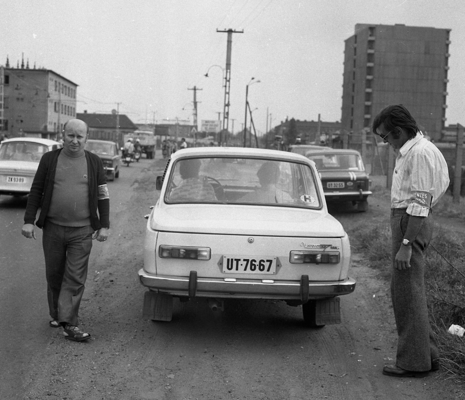 Magyarország, Budapest IX., Gubacsi út a Jászai Mari utcától a Kén utca felé nézve. Jobbra a háttérben a Gyapjúforgalmi Vállalat toronyraktára, 1976, Magyar Rendőr, Wartburg-márka, rendszám, Budapest, Wartburg 353, Fortepan #66253