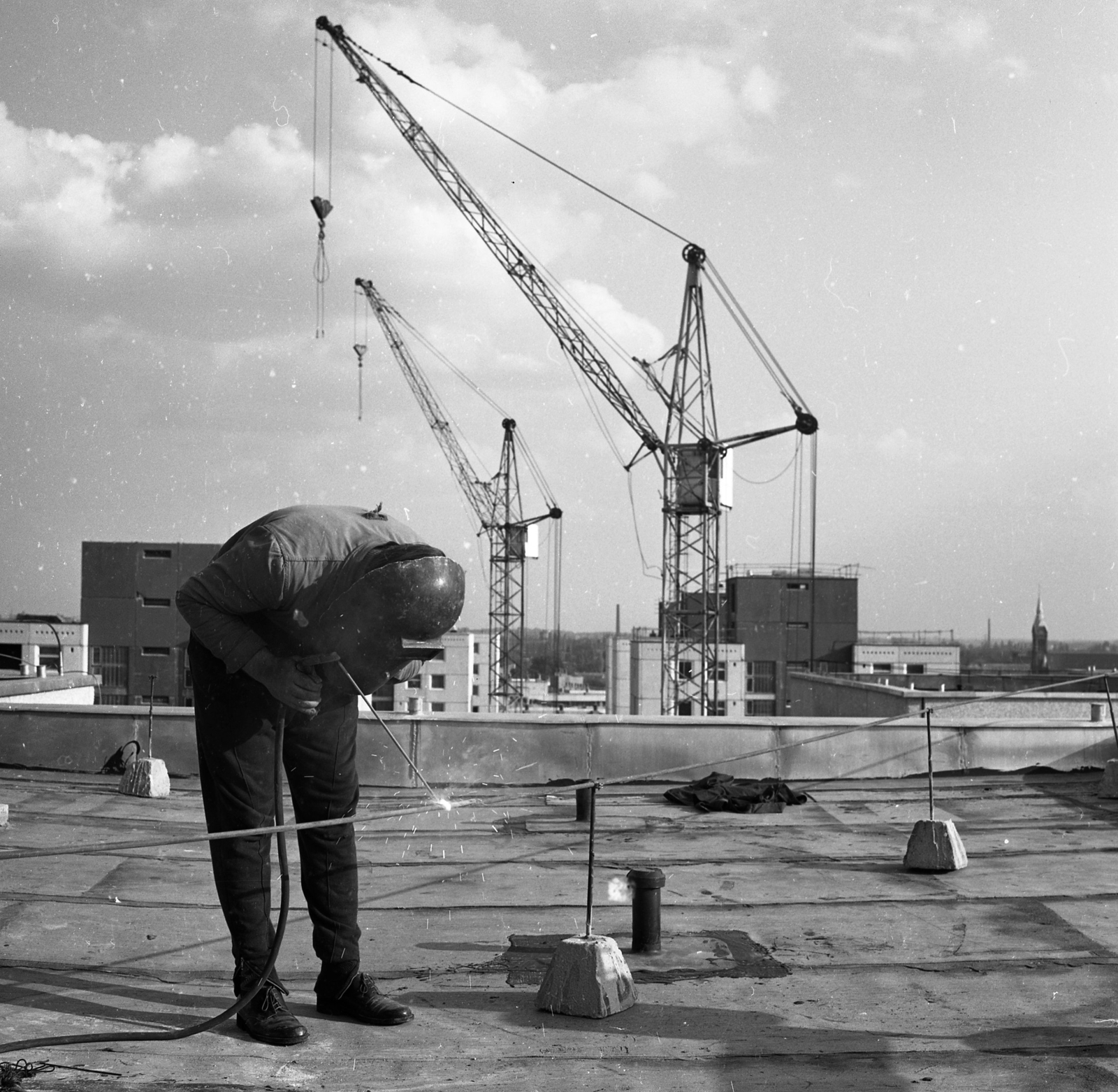 Hungary, Budapest XIX., Kazinczy utca és Üllői út (Vörös Hadsereg útja) közötti házak a Toldy utca felől nézve. Jobbra a kispesti katolikus templom tornya látszik., 1976, Magyar Rendőr, Budapest, Fortepan #66266