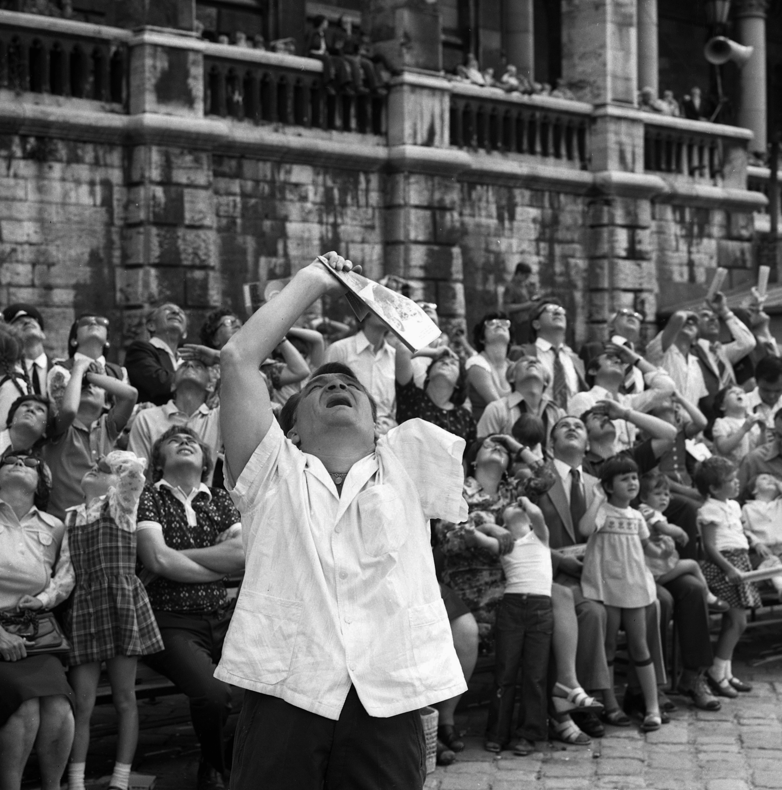 Magyarország, Budapest V., pesti alsó rakpart, tribün a Parlament előtt az augusztus 20-i vízi- és légiparádén., 1976, Magyar Rendőr, augusztus 20, Budapest, Fortepan #66267