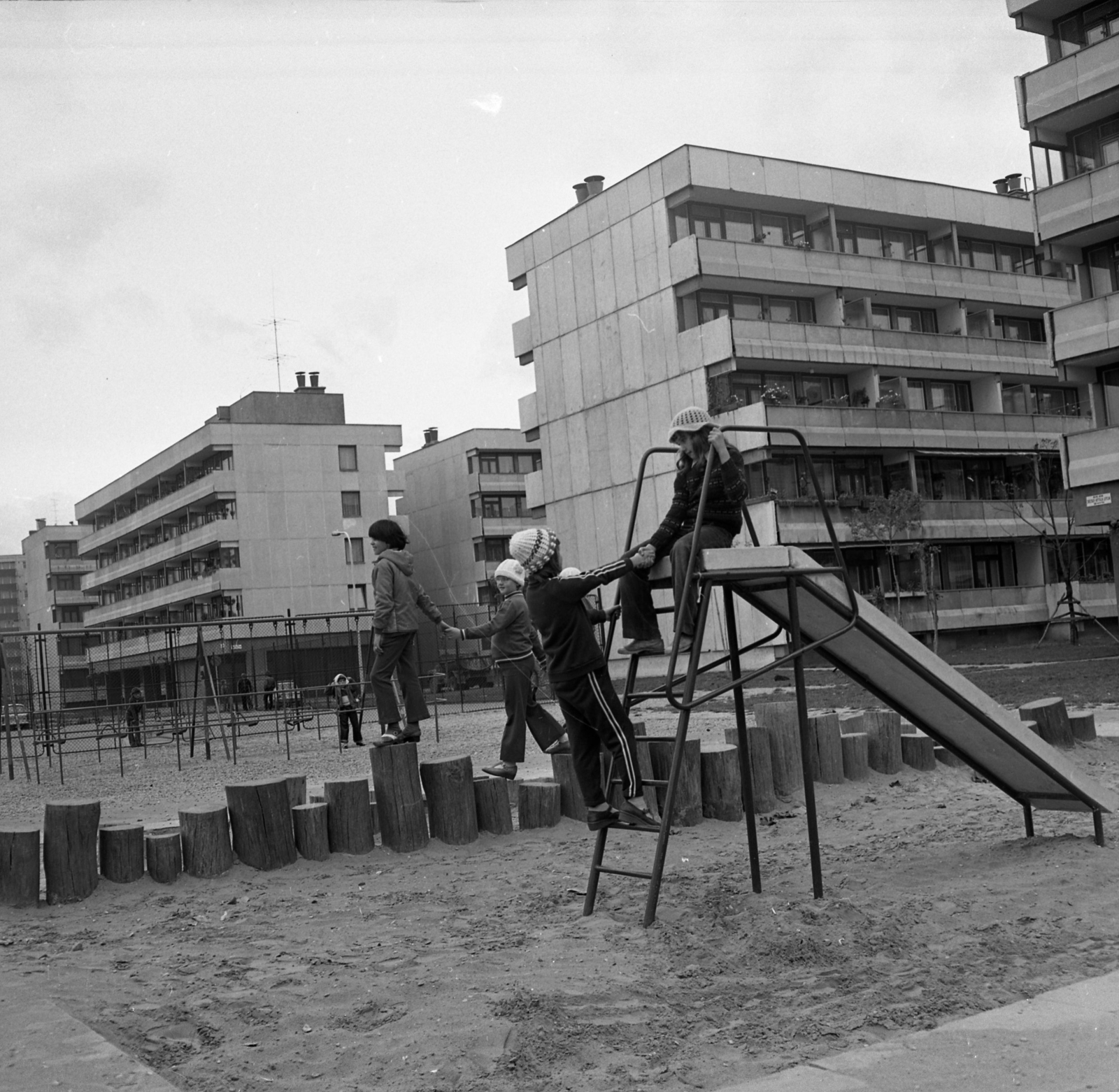 Magyarország, Budapest XIX., játszótér a Hunyadi utca - József Attila utca - Rákóczi utca között., 1976, Magyar Rendőr, játszótér, lakótelep, csúszda, gyerekek, homokozó, Budapest, Fortepan #66270