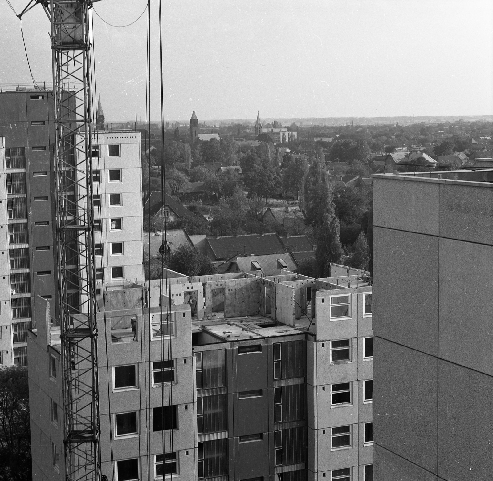 Magyarország, Budapest XIX., kilátás a Toldy utca irányából az Ady Endre út és a Templom tér felé., 1976, Magyar Rendőr, lakótelep, daru, Budapest, Fortepan #66275