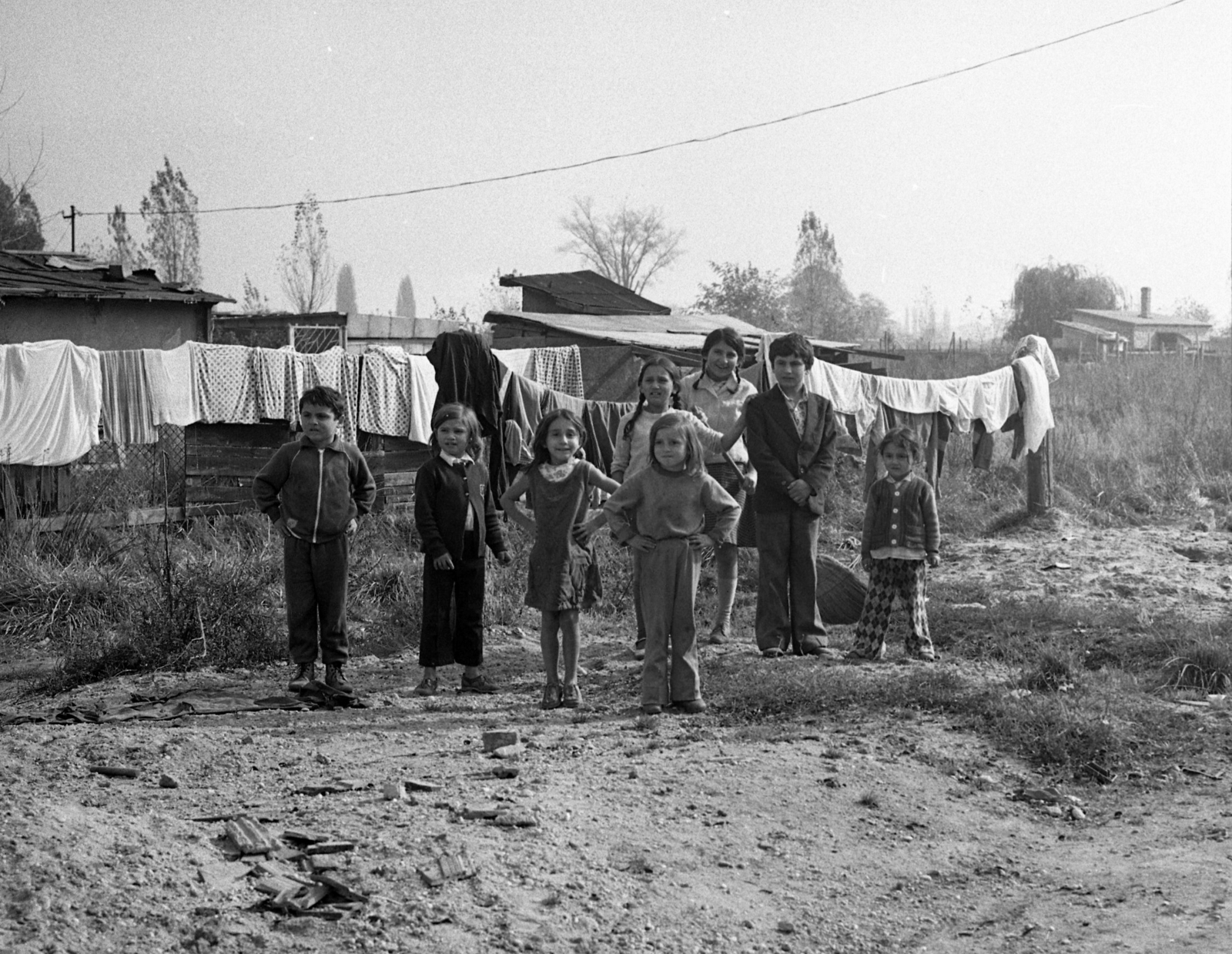 Magyarország, 1976, Magyar Rendőr, cigányság, teregetés, ünneplő ruha, Fortepan #66291