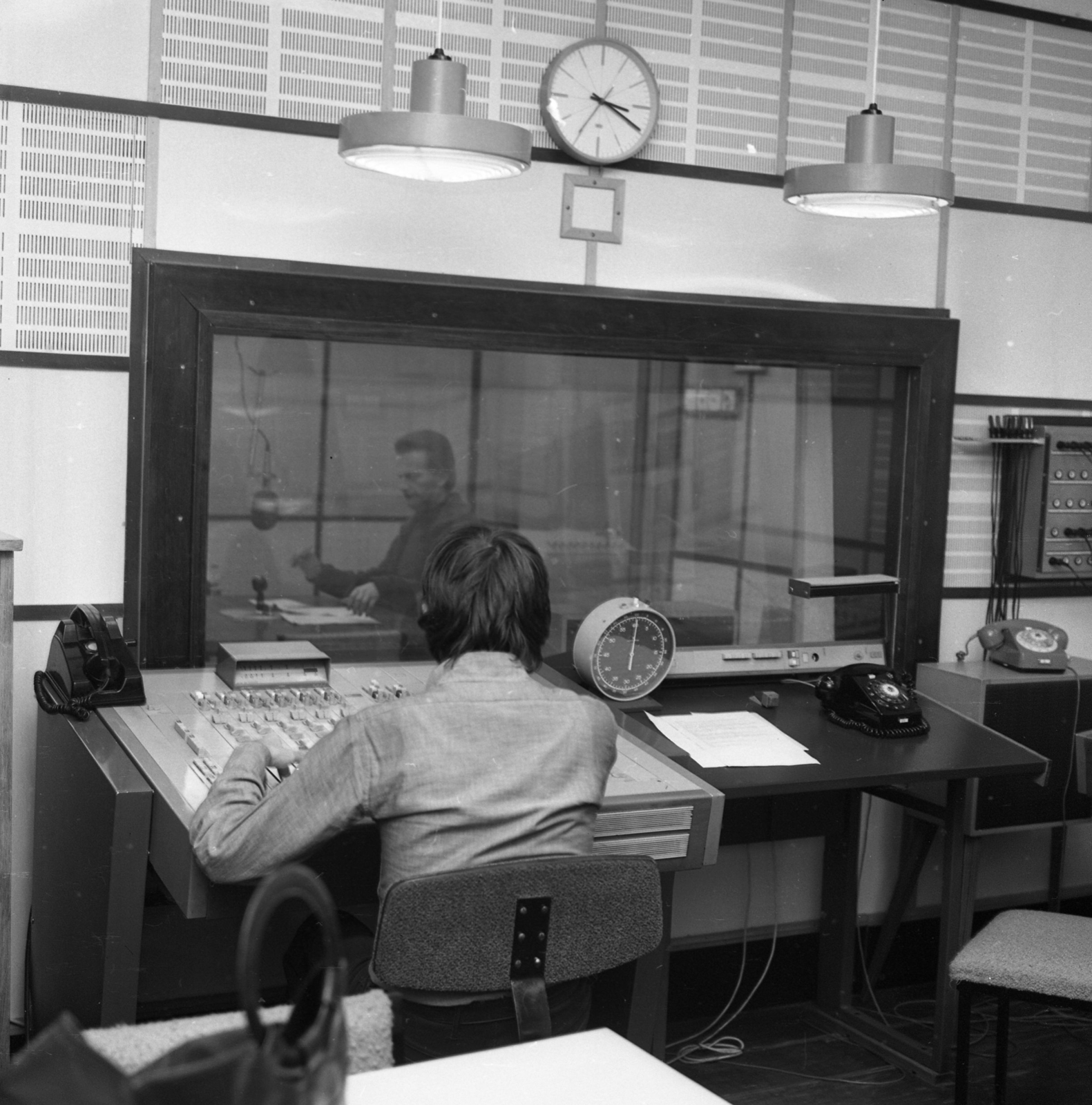 Magyarország, Budapest VIII., a Magyar Rádió stúdiója, az üvegfal mögött Petress István, a Csúcsforgalom című műsor szerkesztő-riportere., 1976, Magyar Rendőr, telefon, Budapest, Magyar Rádió, Fortepan #66293