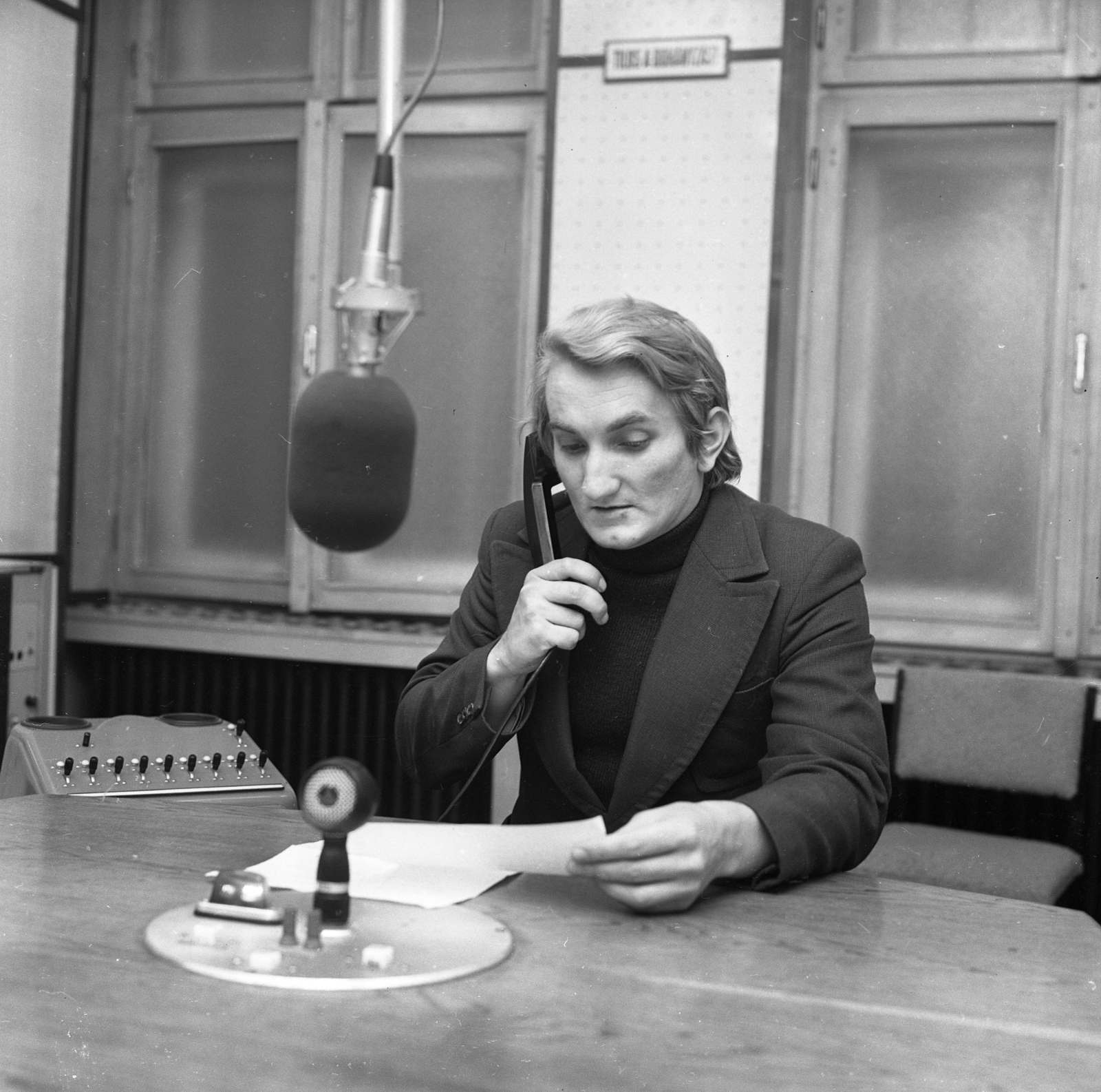 Magyarország, Budapest VIII., a Magyar Rádió stúdiója, Szitnyai Jenő a Csúcsforgalom című műsor szerkesztő-riportere., 1976, Magyar Rendőr, telefon, mikrofon, Budapest, Magyar Rádió, analóg alközpont, Fortepan #66295