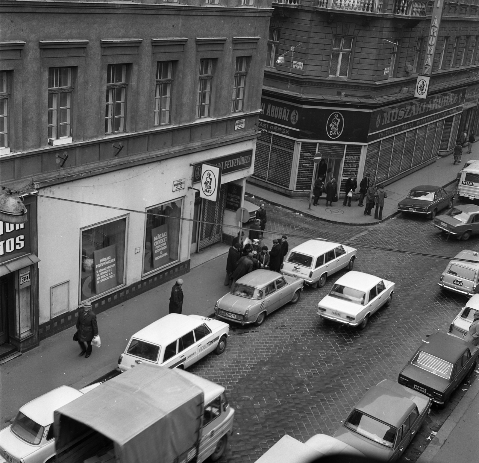 Magyarország, Budapest VI.,Budapest VII., Király (Majakovszkij) utca, szemben a Kis Diófa utca torkolata., 1976, Magyar Rendőr, Zuk-márka, GAZ 24 Volga, Skoda 1000 MB, Trabant 601, Polski Fiat 125p, VAZ 2102, Wartburg 353, VAZ 2101, Fiat 128, Videoton-márka, Bizományi Áruház Vállalat, Budapest, Fortepan #66297