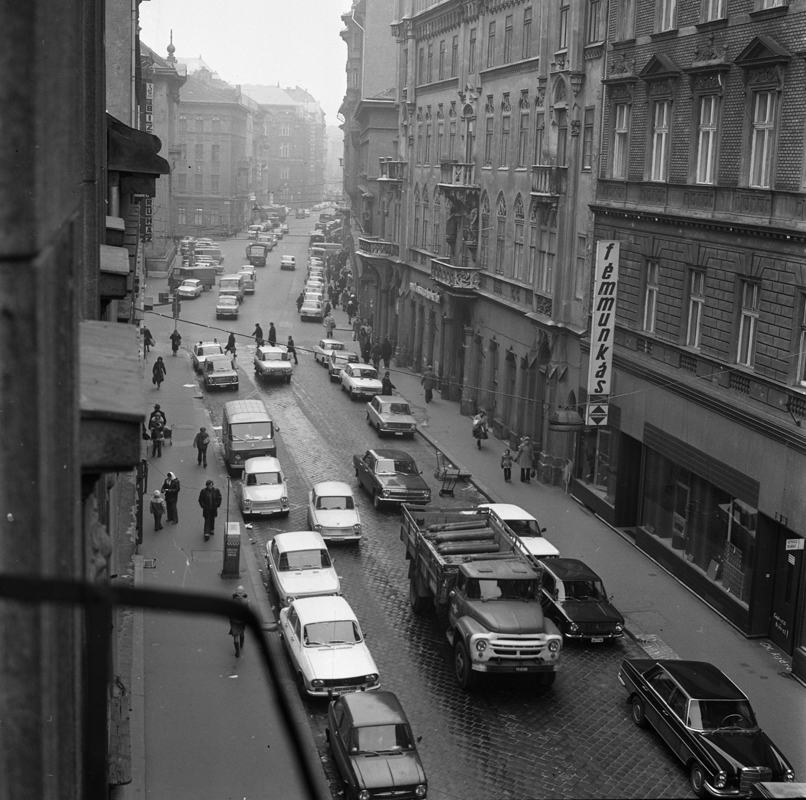 Magyarország, Budapest VI.,Budapest VII., Király (Majakovszkij) utca a Nagykörút felé nézve., 1976, Magyar Rendőr, ZiL-130, Fiat 850, Dacia 1300, Budapest, Mercedes W108, Fortepan #66298