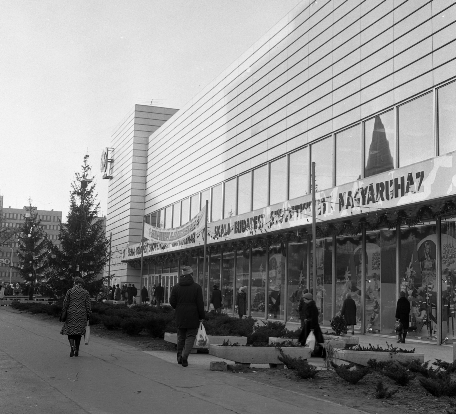 Hungary, Budapest XI., Október huszonharmadika (Schönherz Zoltán) utca, Skála Budapest Szövetkezeti Nagyáruház., 1976, Magyar Rendőr, Christmas, Budapest, Skála department store, Fortepan #66305