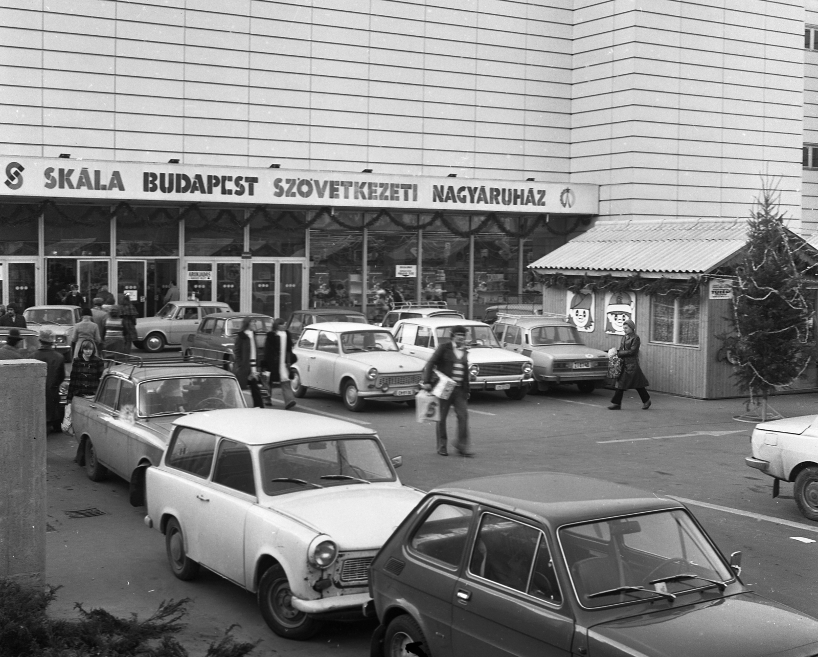 Magyarország, Budapest XI., Október huszonharmadika (Schönherz Zoltán) utca, Skála Budapest Szövetkezeti Nagyáruház., 1976, Magyar Rendőr, Trabant-márka, Polski Fiat-márka, Polski Fiat 126p, Budapest, Skála áruház, Fortepan #66308