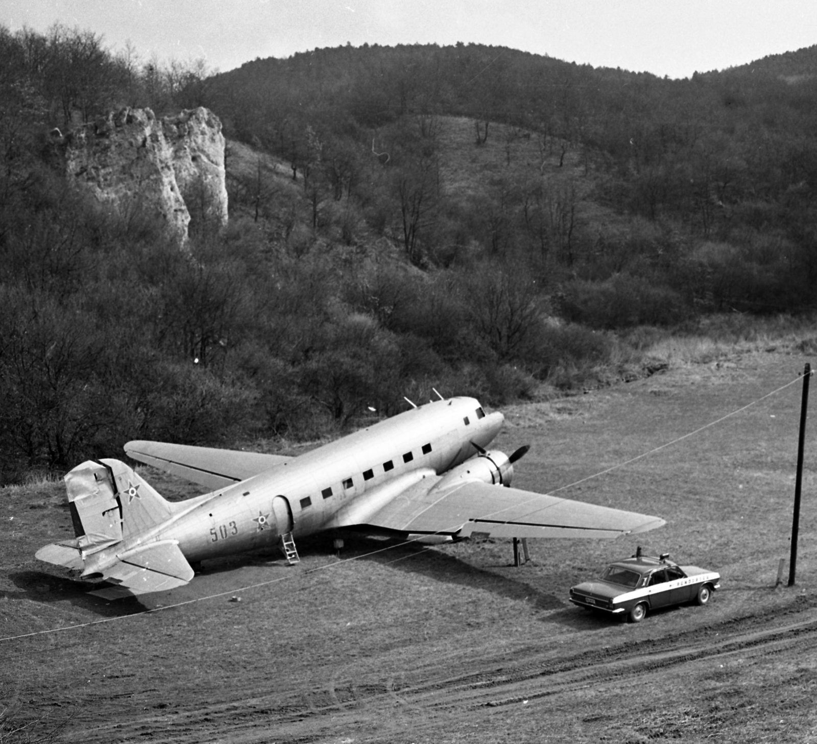 Hungary, Budaörs, lőtér, a Magyar Néphadsereg kiselejtezett Li-2P típusú repülőgépe., 1978, Magyar Rendőr, airplane, Lisunov-brand, automobile, police vehicle, Fortepan #66324