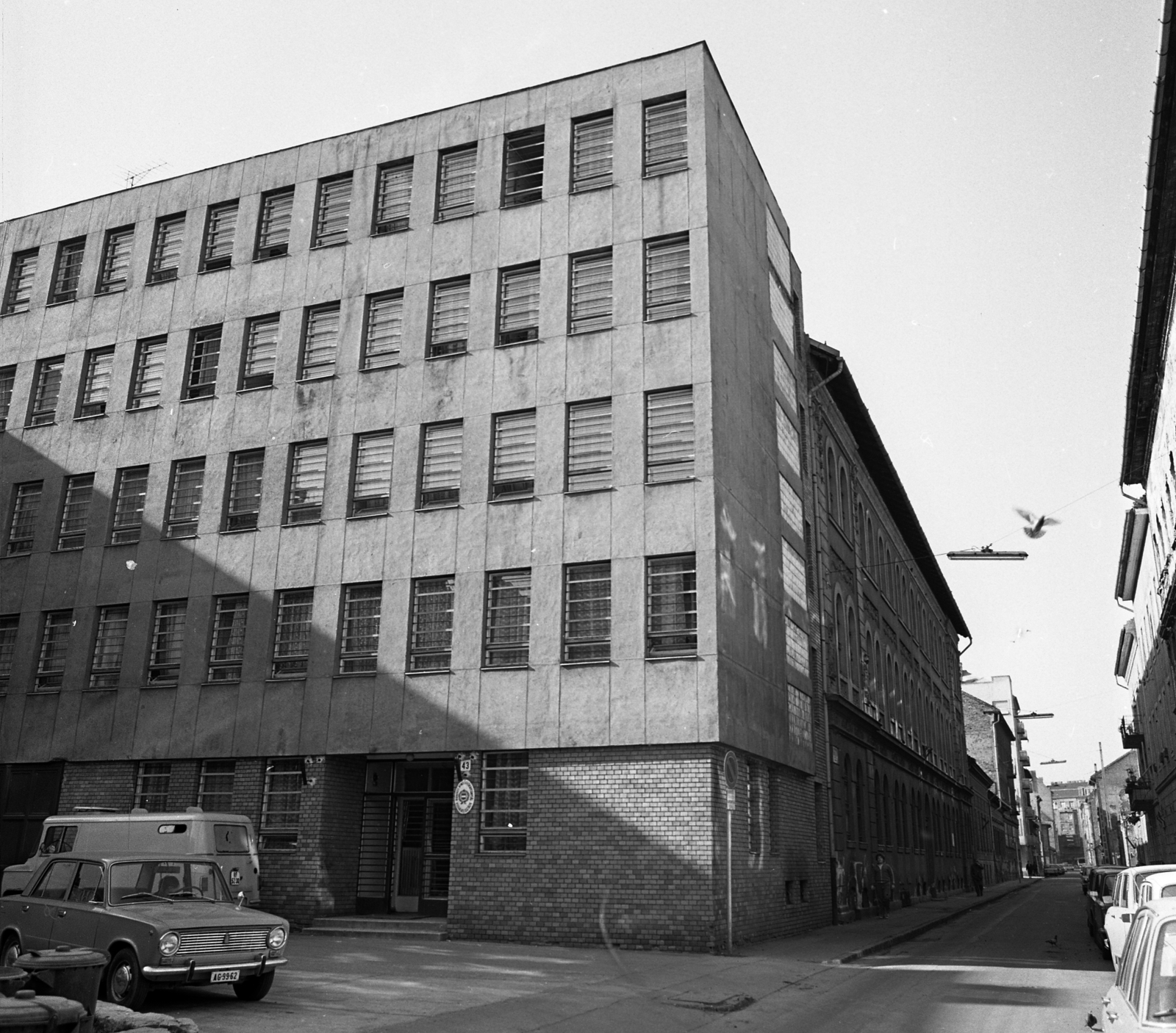 Magyarország, Budapest VIII., előtérben a Tolnai Lajos 43., előtte a ma Mindszenthy József tér, jobbra bent az utcában a 41., 1978, Magyar Rendőr, Lada-márka, Budapest, Fortepan #66326