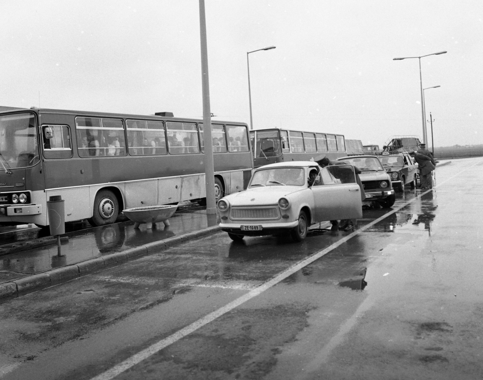 Hungary, Komarno, határállomás., 1978, Magyar Rendőr, bus, Trabant-brand, Skoda-brand, taxicab, Ikarus-brand, Lada-brand, border crossing, automobile, number plate, Fortepan #66328