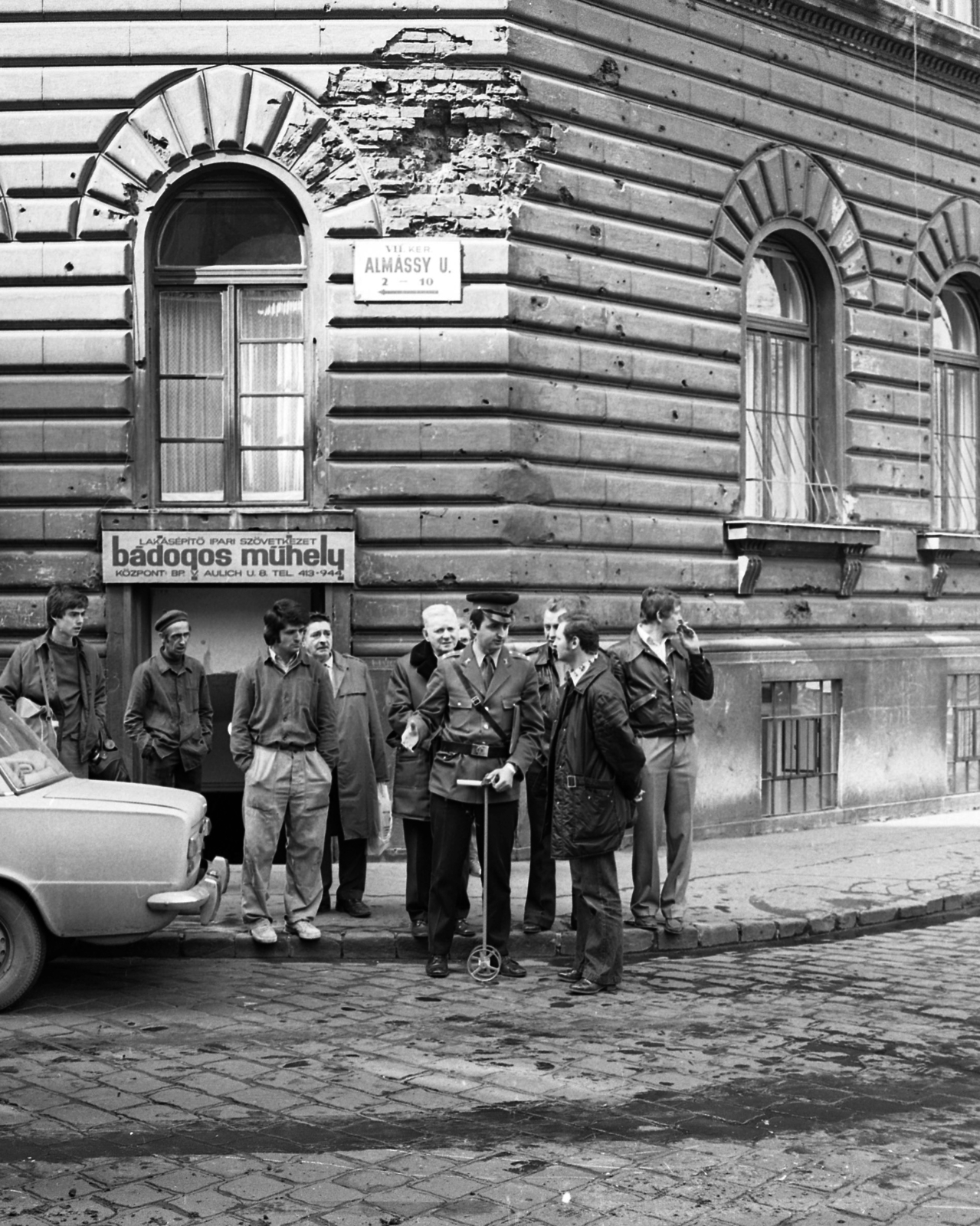 Hungary, Budapest VII., Almássy utca - Almássy tér sarok., 1978, Magyar Rendőr, men, cop, street name sign, Budapest, crime scene investigation, Fortepan #66330