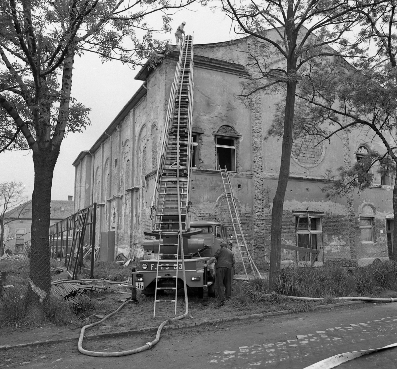 Hungary, Békéscsaba, Luther utca - Lázár utca sarok, az egykori neológ zsinagóga épülete., 1978, Magyar Rendőr, synagogue, ladder, judaism, IFA-brand, fire truck, number plate, Fortepan #66332