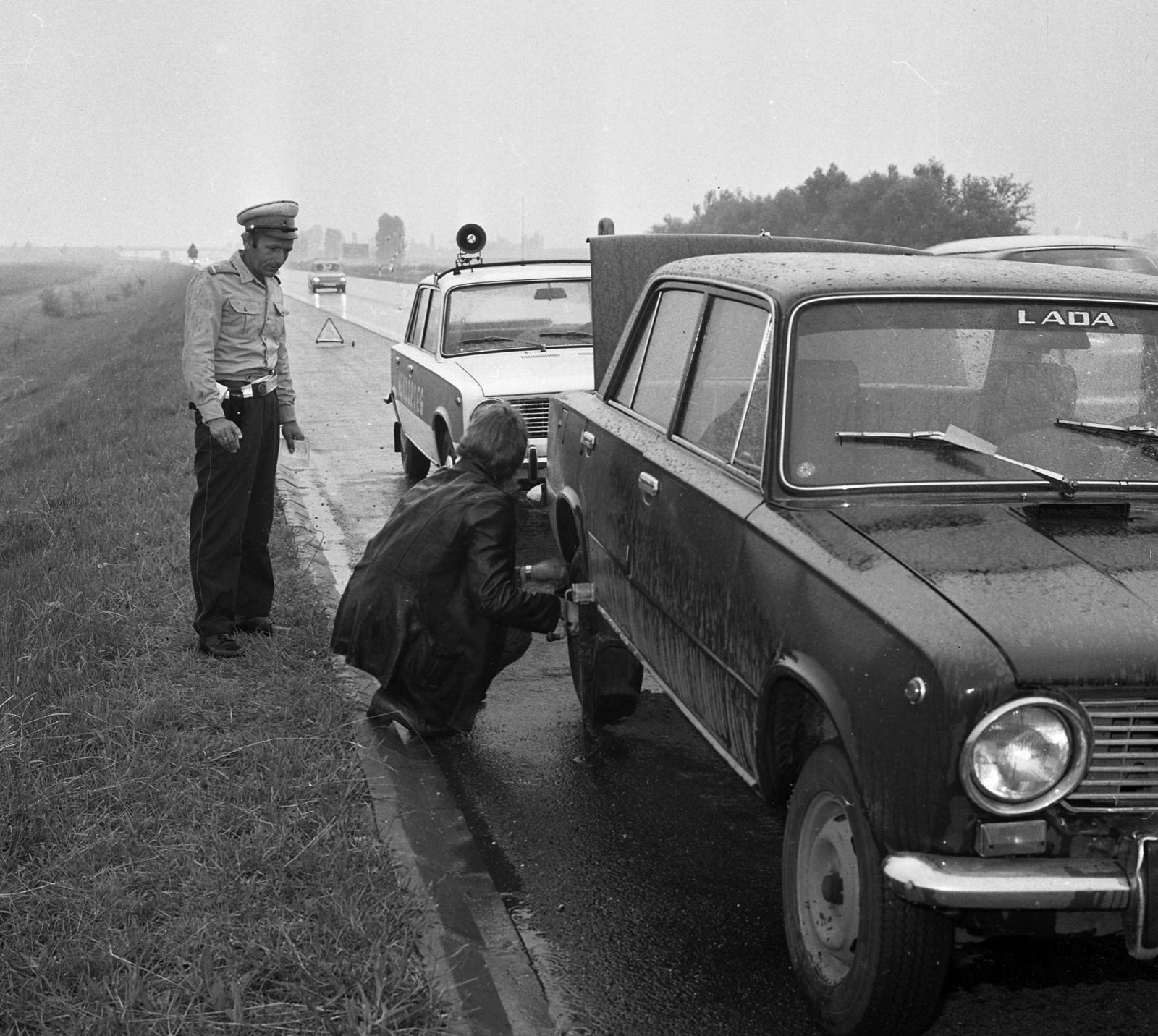 Hungary, M7-es autópálya., 1978, Magyar Rendőr, cop, police vehicle, changing tyre, Fortepan #66339