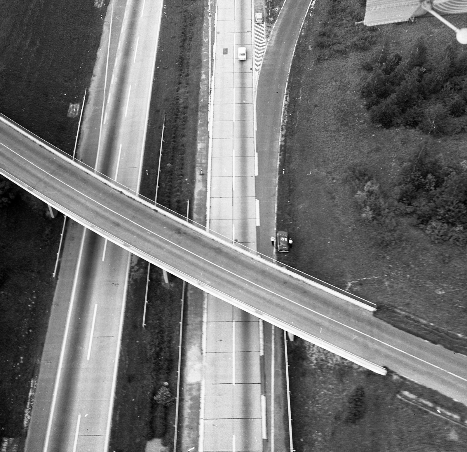 Hungary, Pázmánd, légifotó, az M7-es autópálya lehajtója a község határában Kápolnásnyék, Velence és Vereb felé., 1978, Magyar Rendőr, aerial photo, police vehicle, overpass, highway, Fortepan #66342