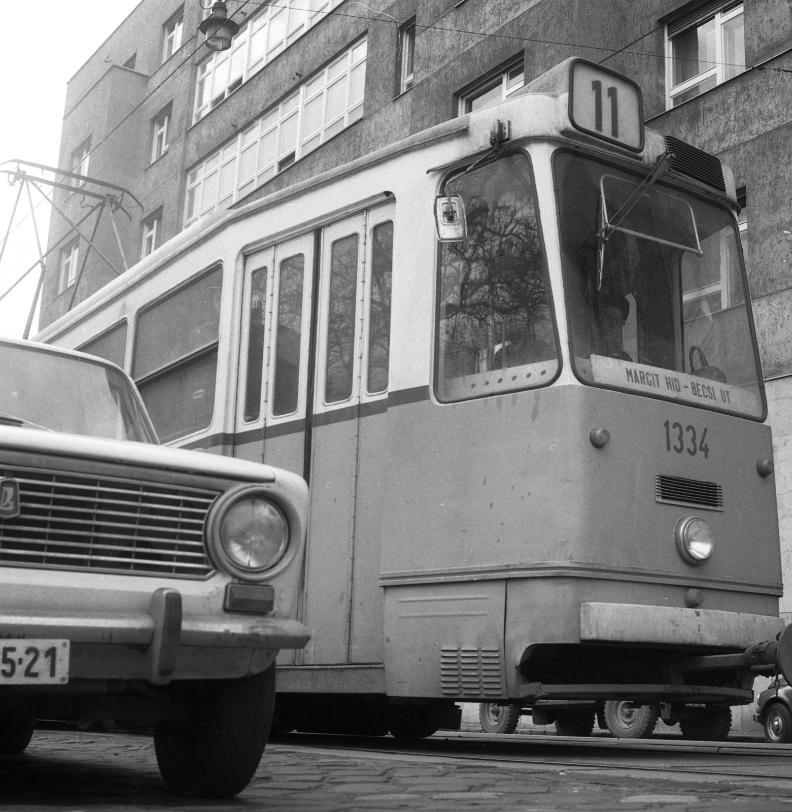 Hungary, Budapest II., Frankel Leó út a Lukács fürdőnél, háttérben az ORFI épülete., 1979, Magyar Rendőr, Lada-brand, tram, automobile, Budapest, public transport line number, Fortepan #66359