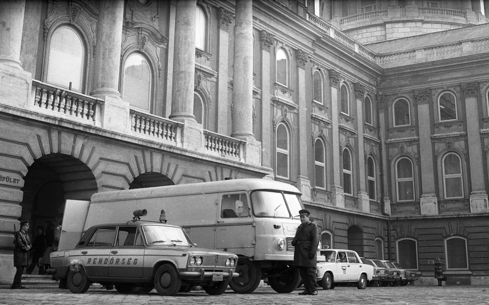 Magyarország, budai Vár, Budapest I., a Budavári Palota (korábban Királyi Palota) Hunyadi udvara, festmény szállítás a Magyar Nemzeti Galériába., 1979, Magyar Rendőr, Robur-márka, rendőrjármű, Budapest, sziréna, VAZ 2103/2106, Fortepan #66362