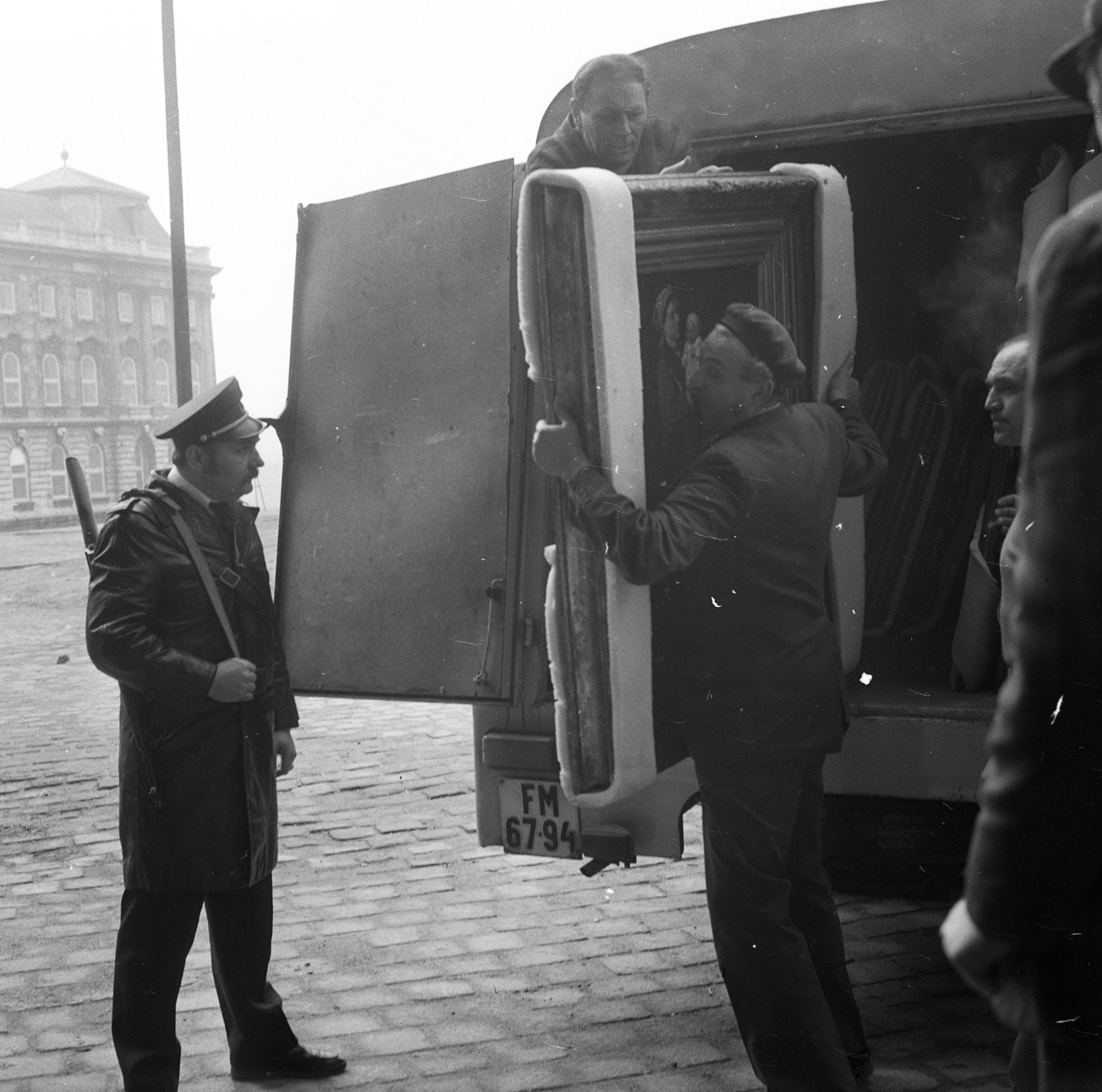 Magyarország, budai Vár, Budapest I., a Budavári Palota (korábban Királyi Palota) Hunyadi udvara, Munkácsy Mihály Anya gyermekével című festményét szállítják a Magyar Nemzeti Galériába., 1979, Magyar Rendőr, Budapest, Fortepan #66364