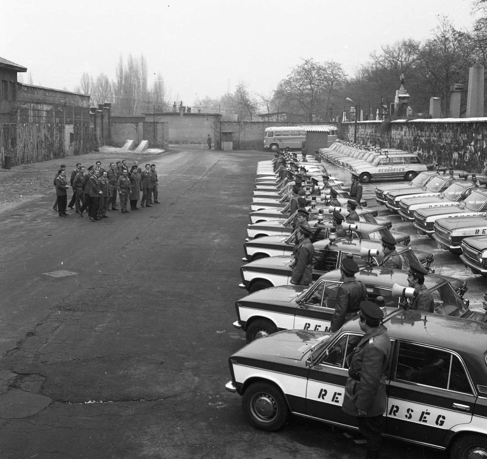 Hungary, Budapest VIII., Mosonyi utcai rendőrség udvara és garázsai a Lóvásár utca írányába nézve. Jobbra a Fiumei úti Nemzeti Sírkert (Kerepesi temető)., 1979, Magyar Rendőr, police vehicle, Budapest, Lada 1200 estate, Fortepan #66368