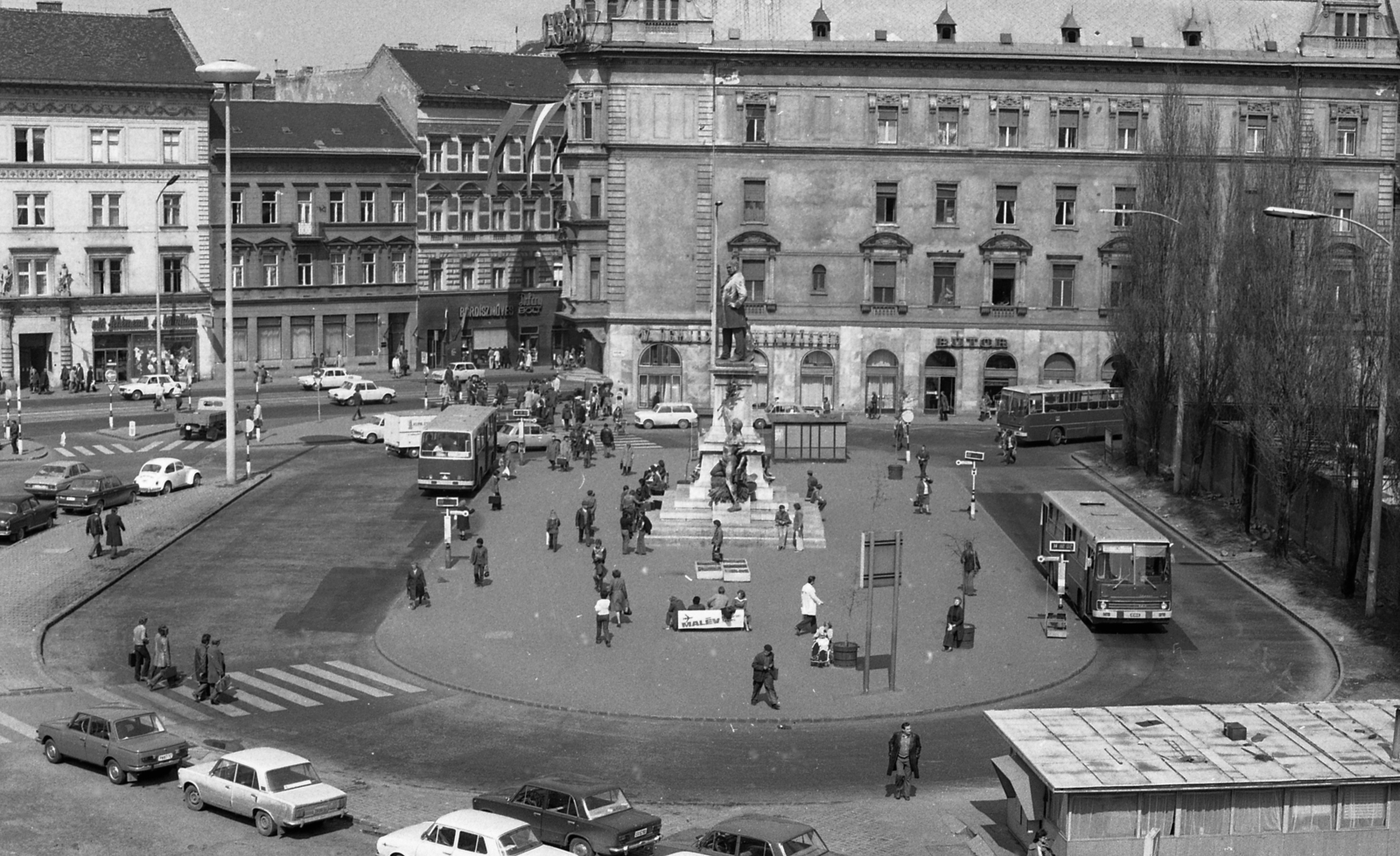 Hungary, Budapest VIII., Baross tér a Keleti pályaudvar indulási oldalánál, jobbra a Verseny utca torkolata, balra a Thököly út házai. Középen Baross Gábor szobra., 1979, Magyar Rendőr, Budapest, Ikarus-brand, crosswalk, car park, Fortepan #66375